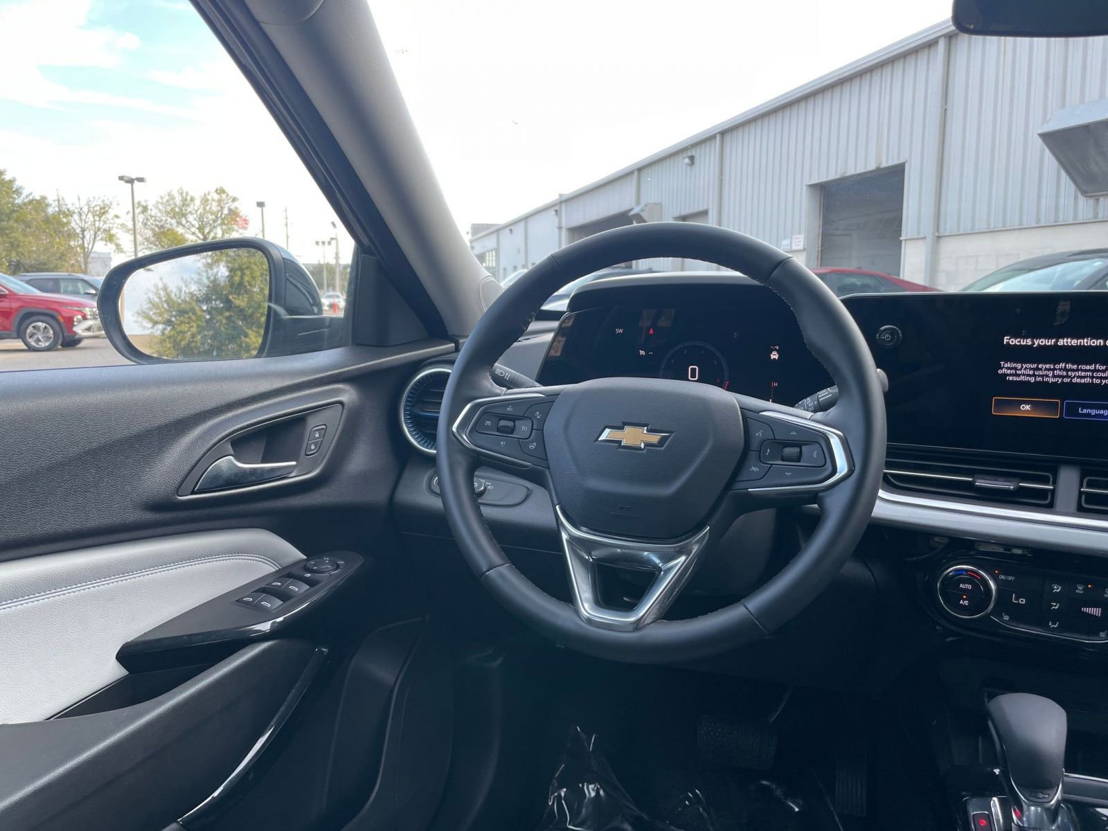 Thumbnail: 2025 Chevrolet Trax - 32