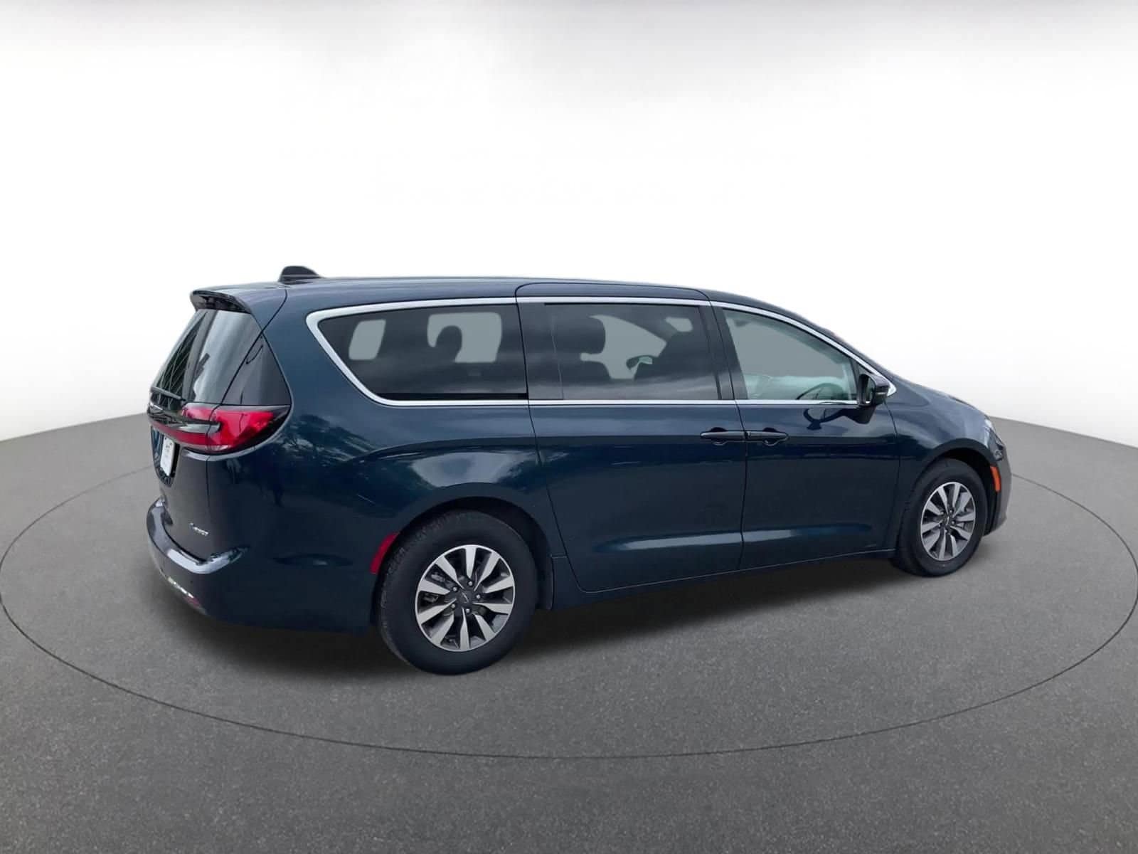 Thumbnail: 2023 Chrysler Pacifica - 12