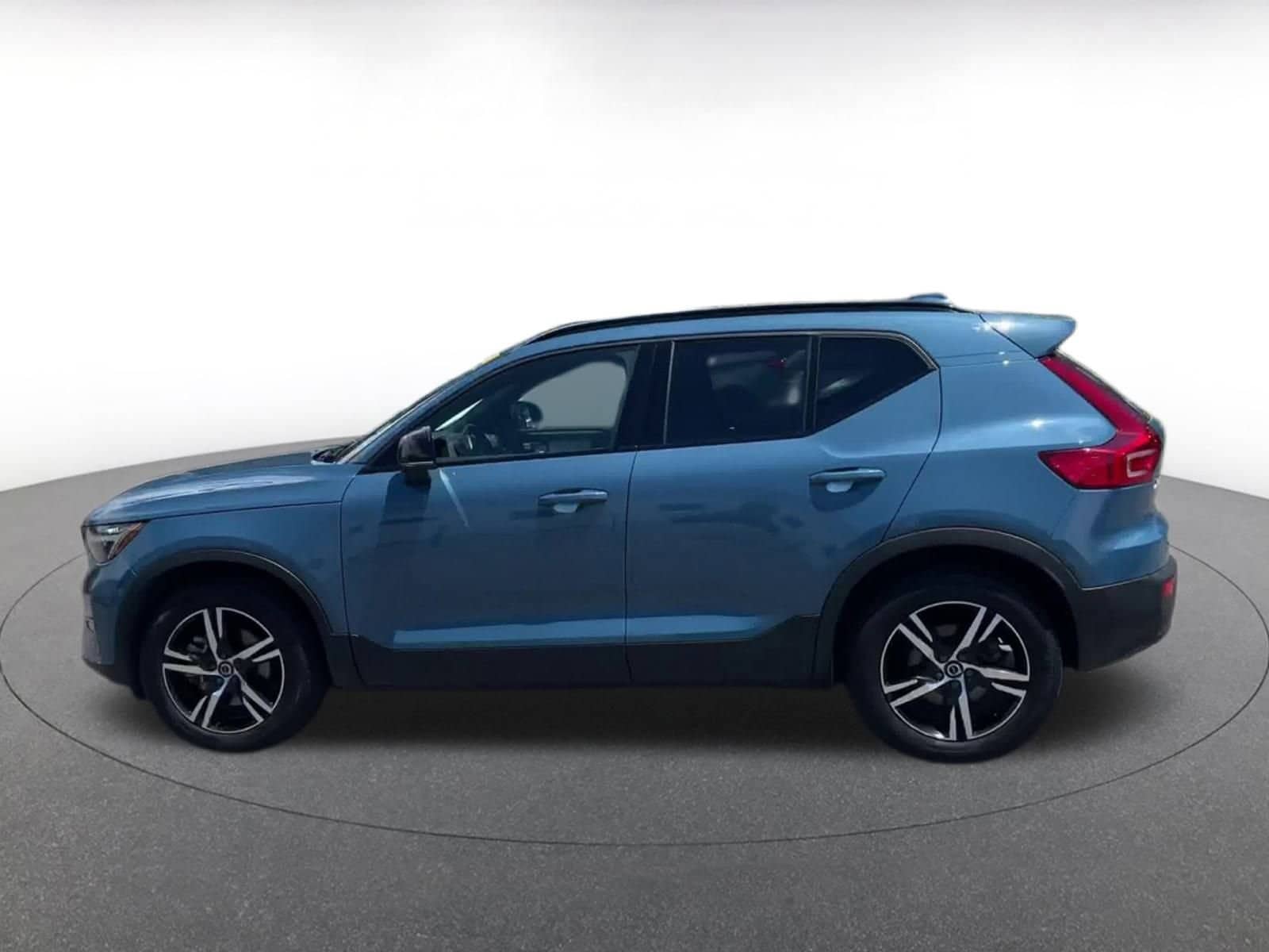 Thumbnail: 2024 Volvo XC40 - 9