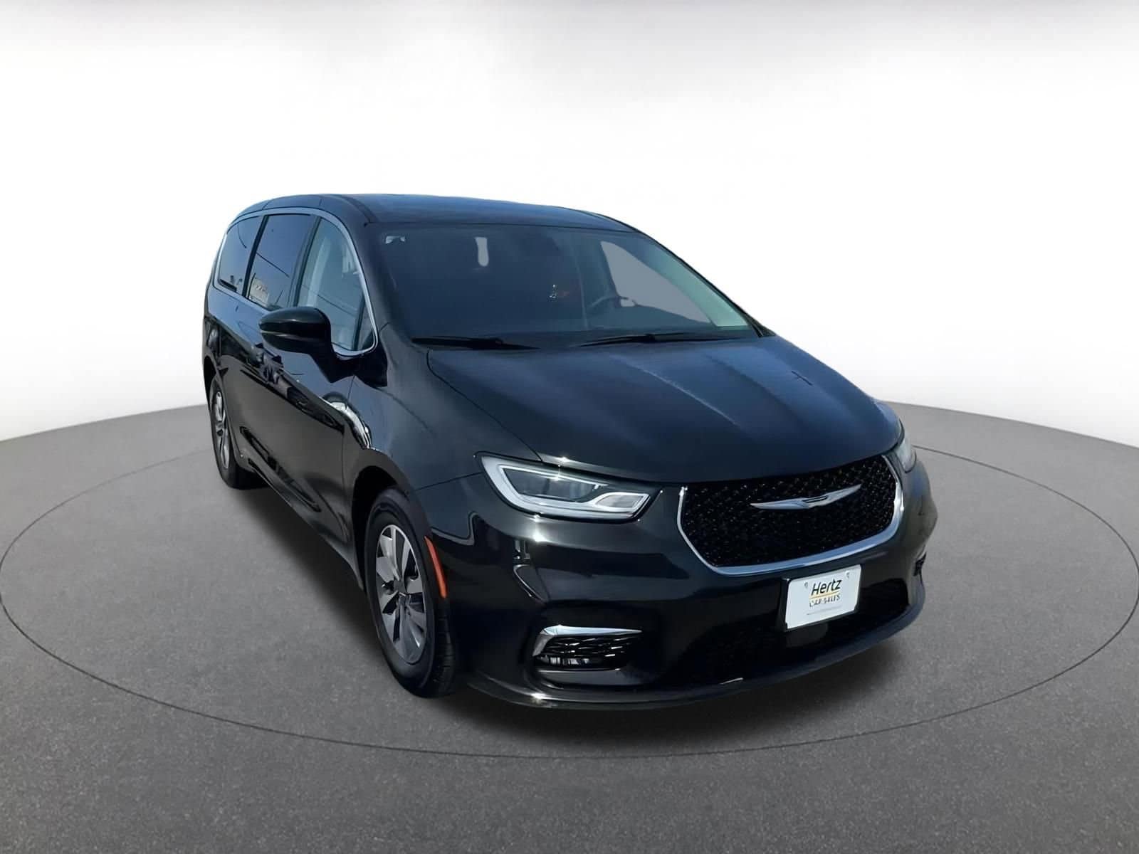 Thumbnail: 2023 Chrysler Pacifica - 3