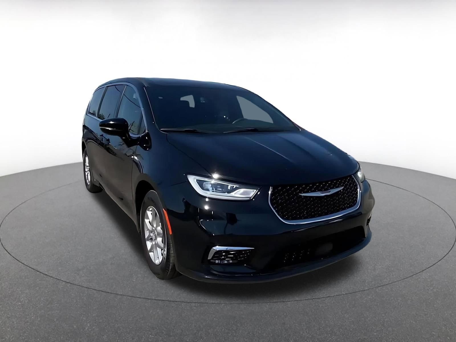 Thumbnail: 2025 Chrysler Pacifica - 3