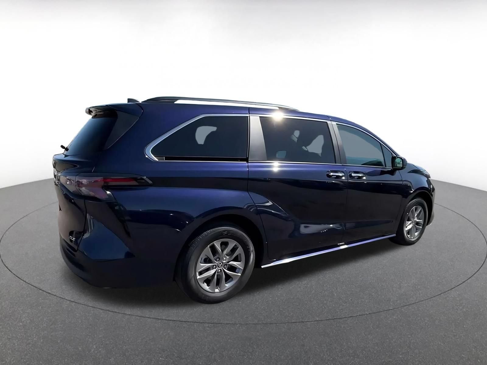 Thumbnail: 2025 Toyota Sienna - 13
