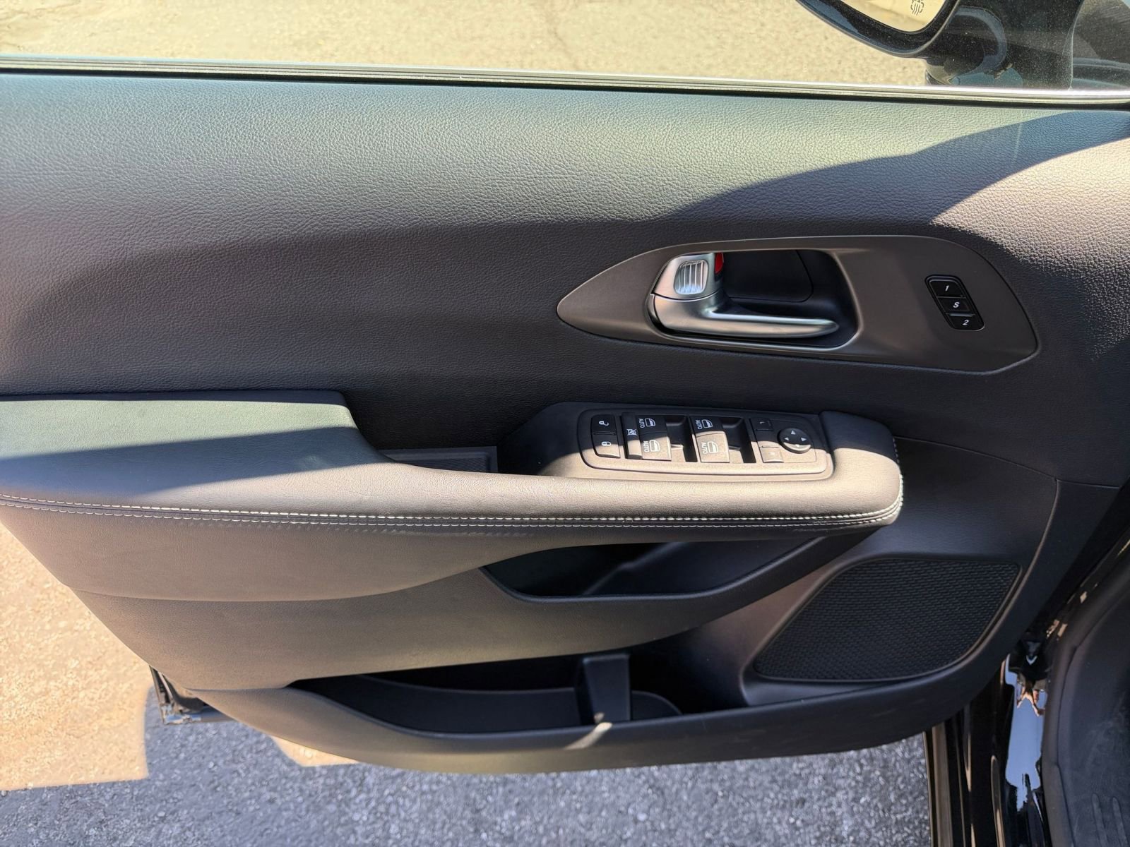 Thumbnail: 2025 Chrysler Pacifica - 18