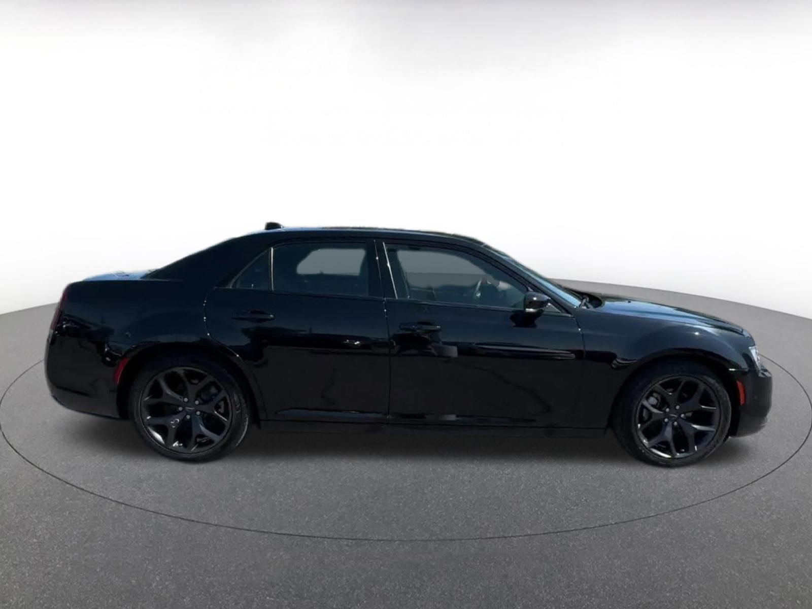 Thumbnail: 2022 Chrysler 300 - 16