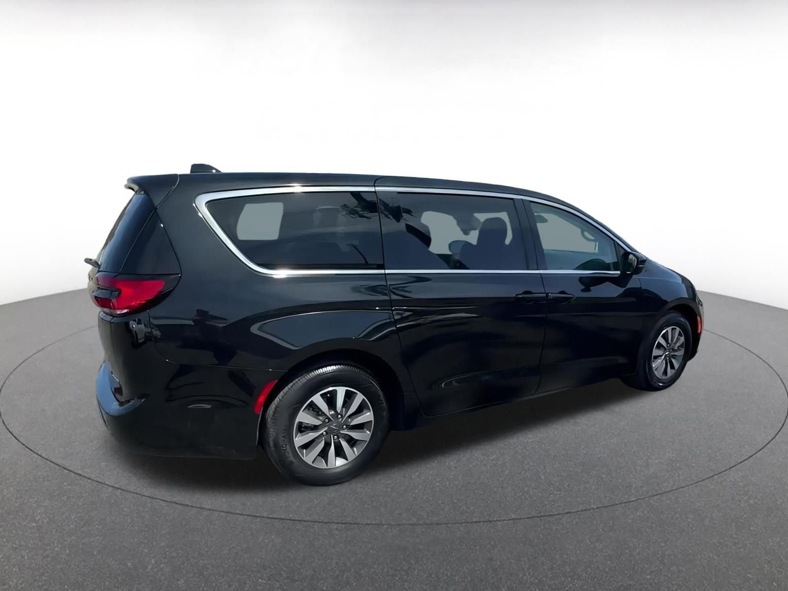 Thumbnail: 2023 Chrysler Pacifica - 15