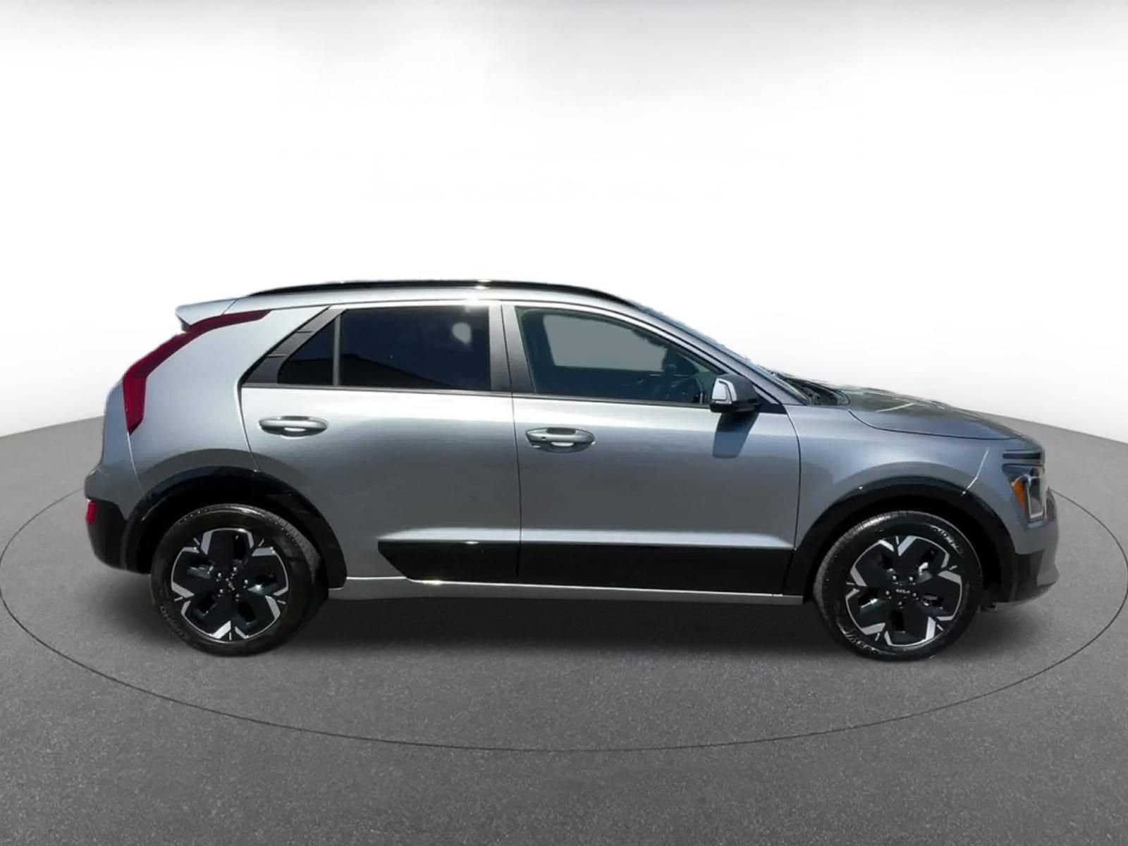 Thumbnail: 2023 Kia Niro - 16