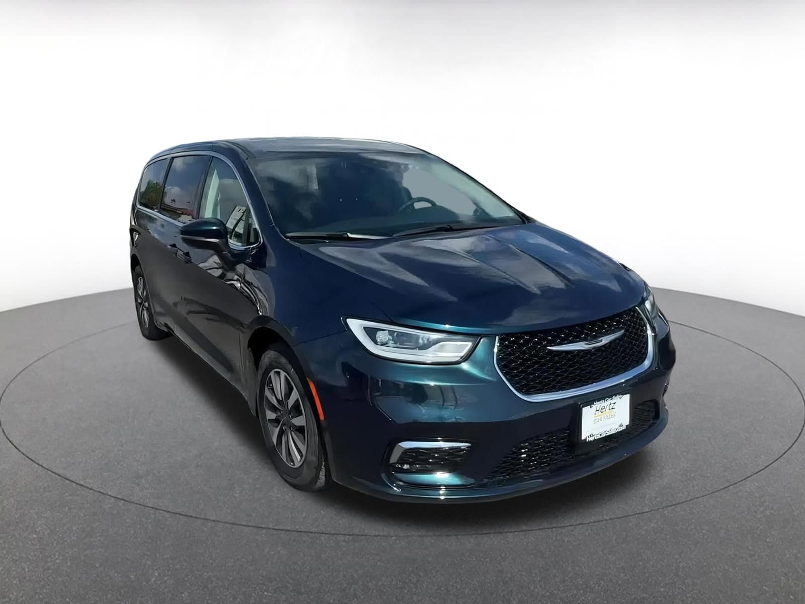 Thumbnail: 2023 Chrysler Pacifica - 3
