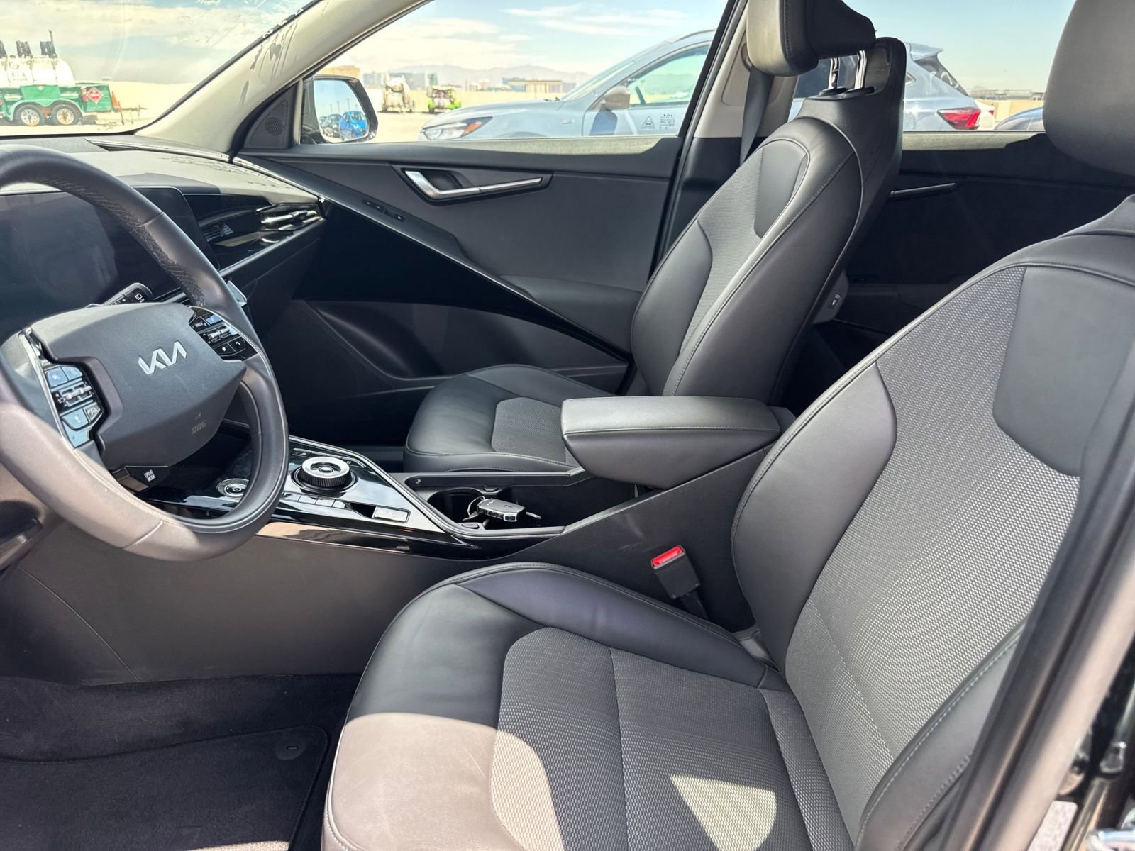 Thumbnail: 2023 Kia Niro - 8