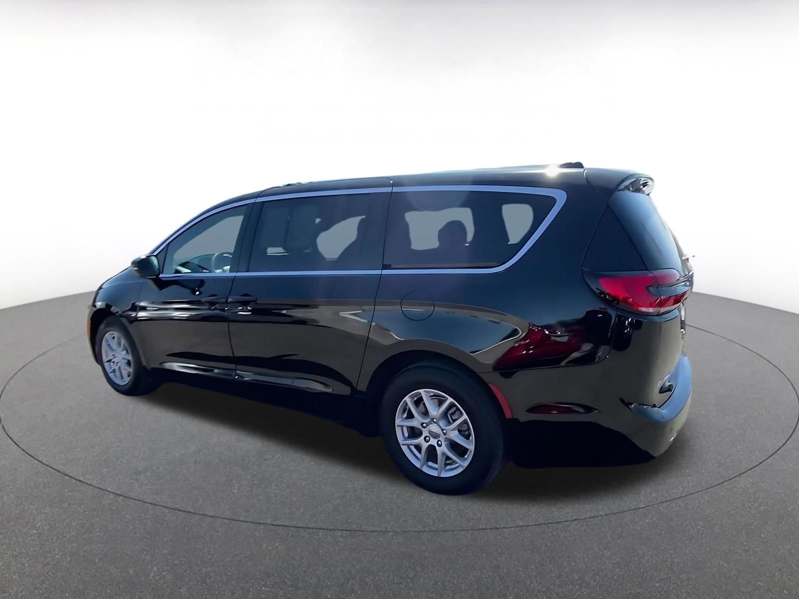 Thumbnail: 2025 Chrysler Pacifica - 10