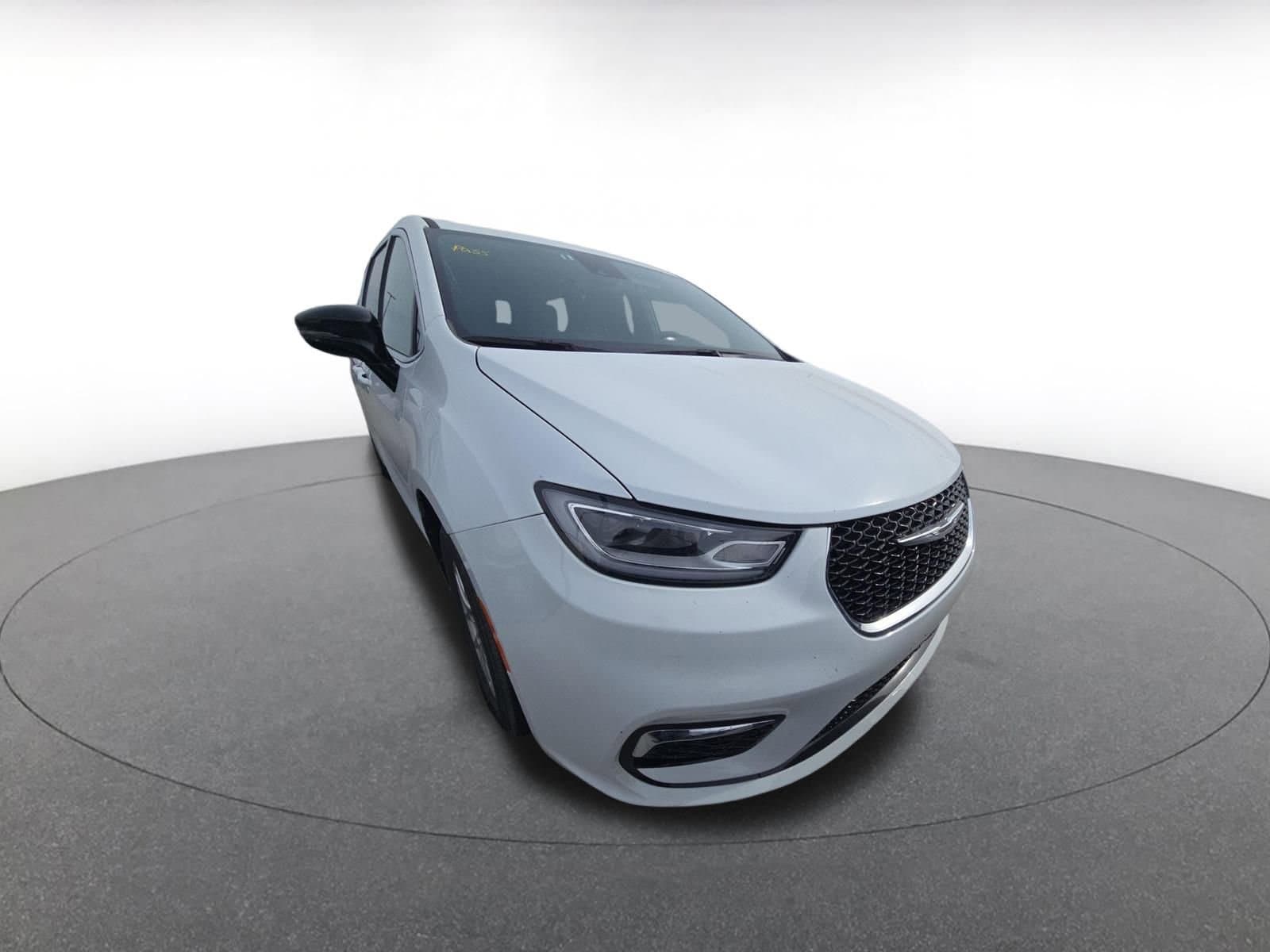 Thumbnail: 2025 Chrysler Pacifica - 3