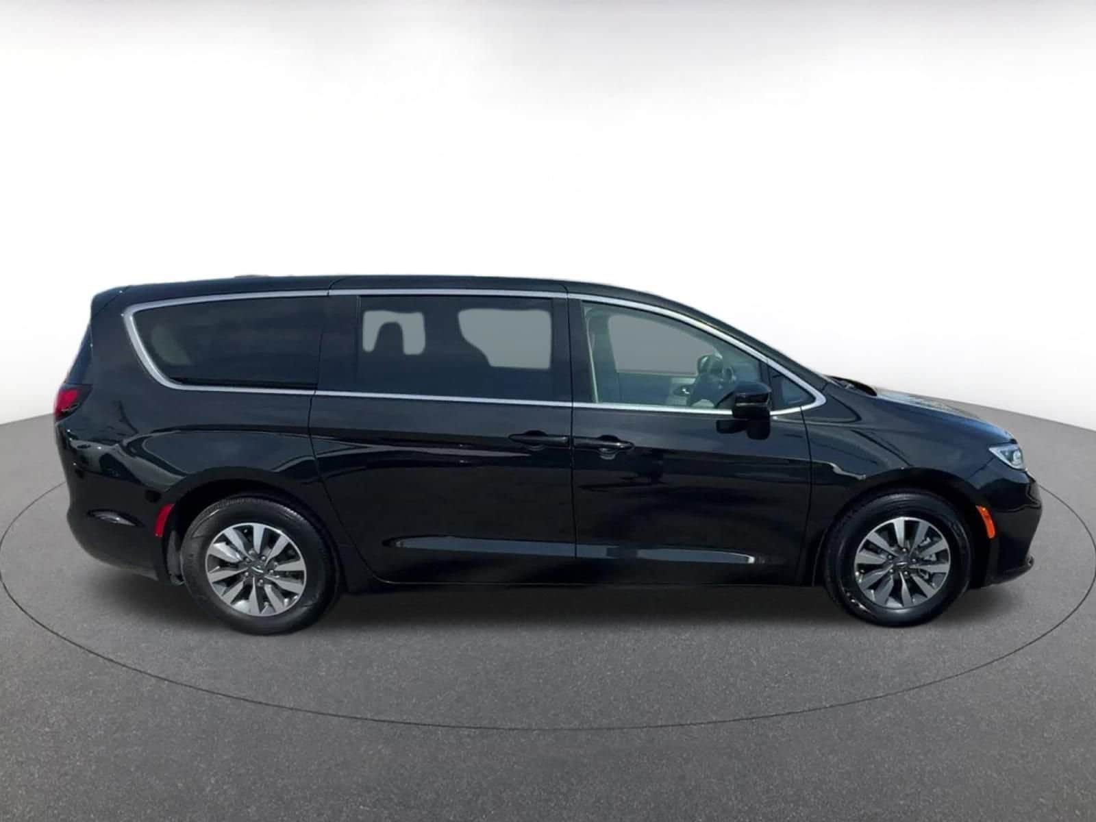 Thumbnail: 2023 Chrysler Pacifica - 16
