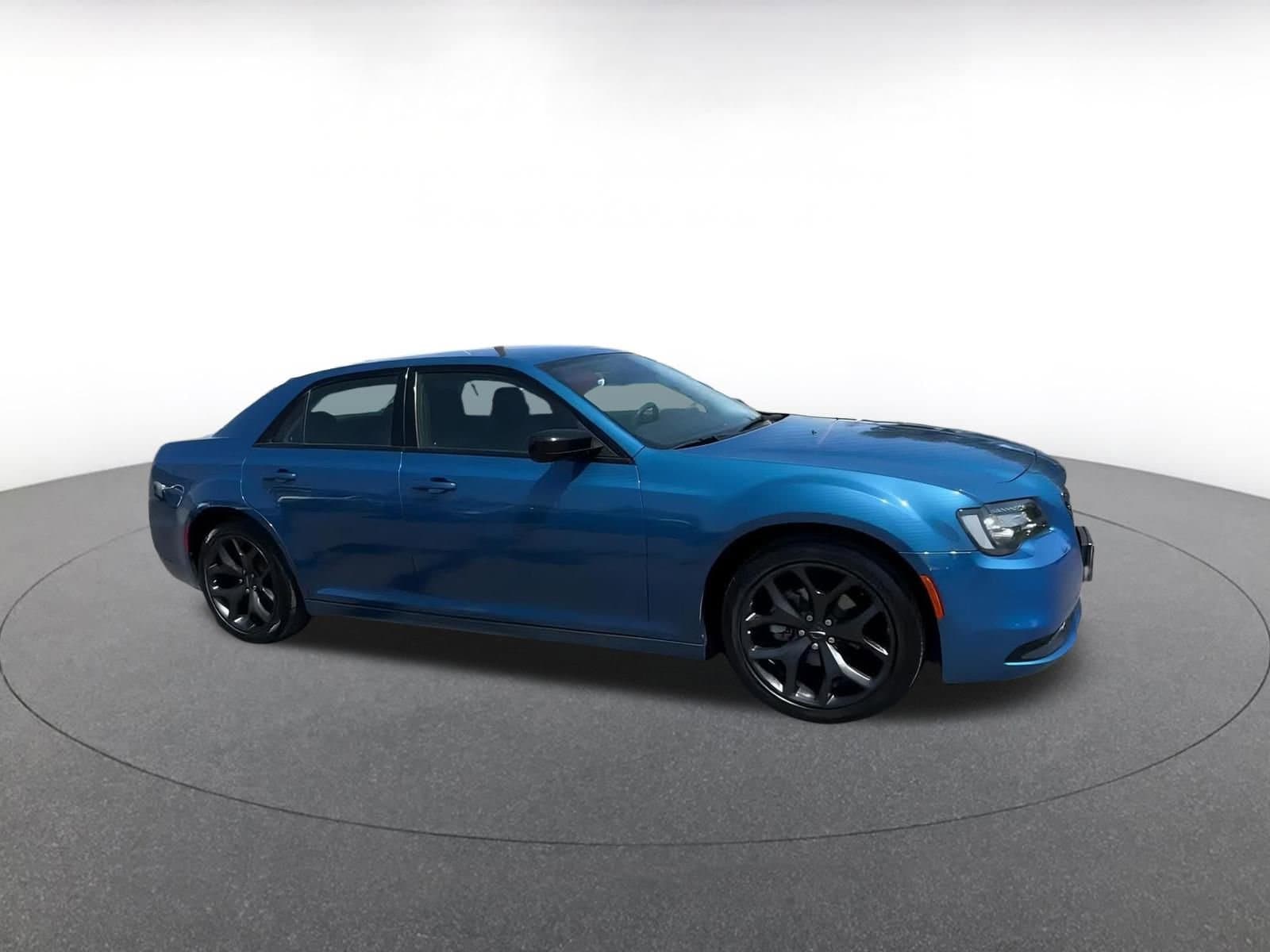 2022 Chrysler 300 Touring 2