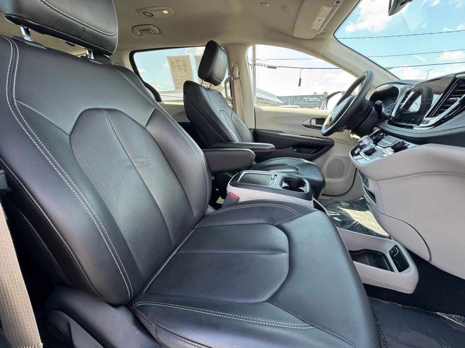 Thumbnail: 2023 Chrysler Pacifica - 30