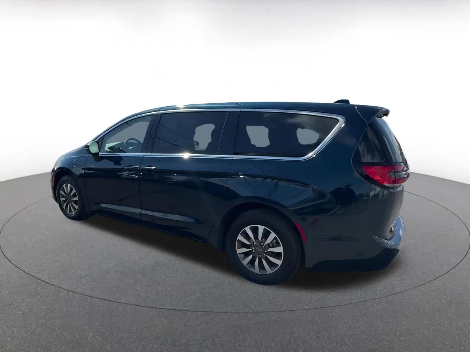 Thumbnail: 2023 Chrysler Pacifica - 8