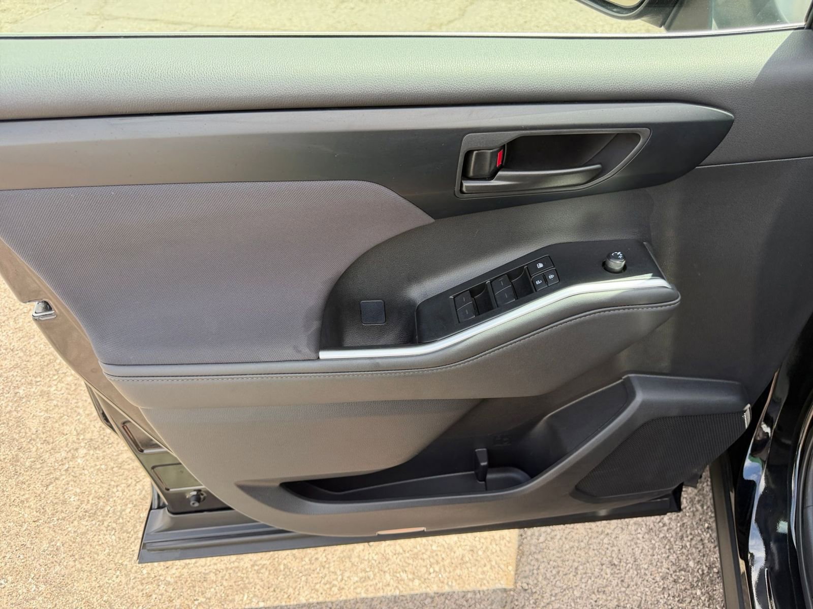 Thumbnail: 2025 Toyota Highlander - 18