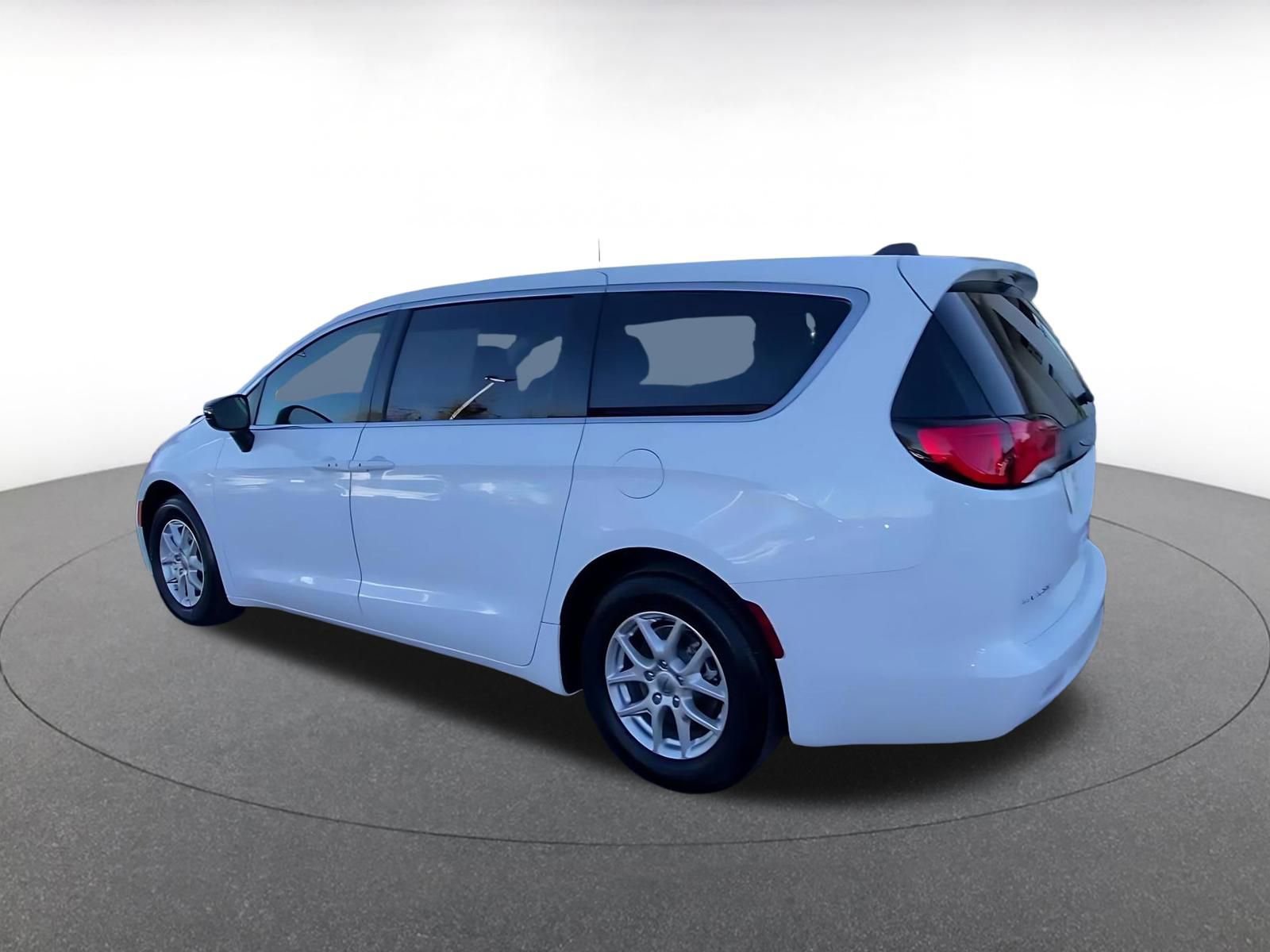 Thumbnail: 2024 Chrysler Voyager - 10