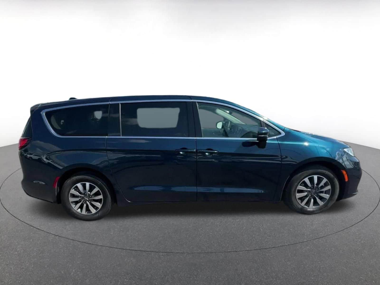 Thumbnail: 2023 Chrysler Pacifica - 15
