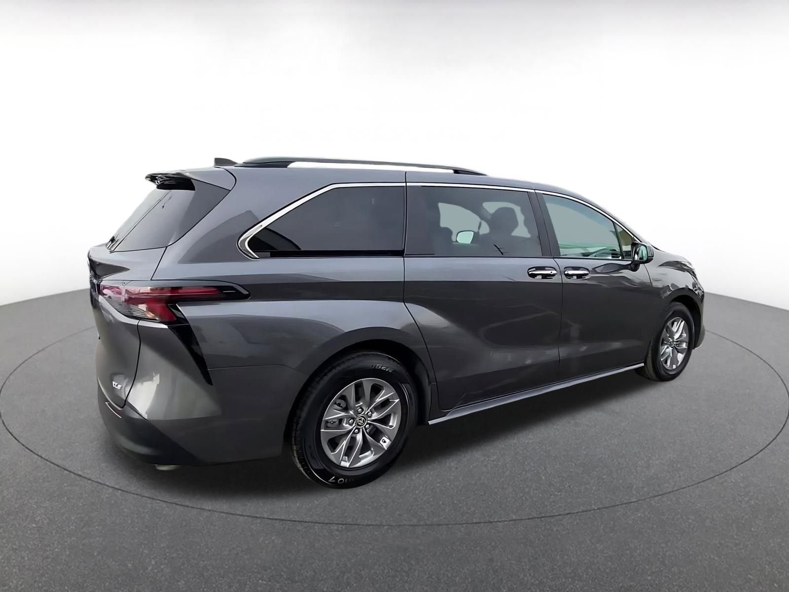 Thumbnail: 2025 Toyota Sienna - 15
