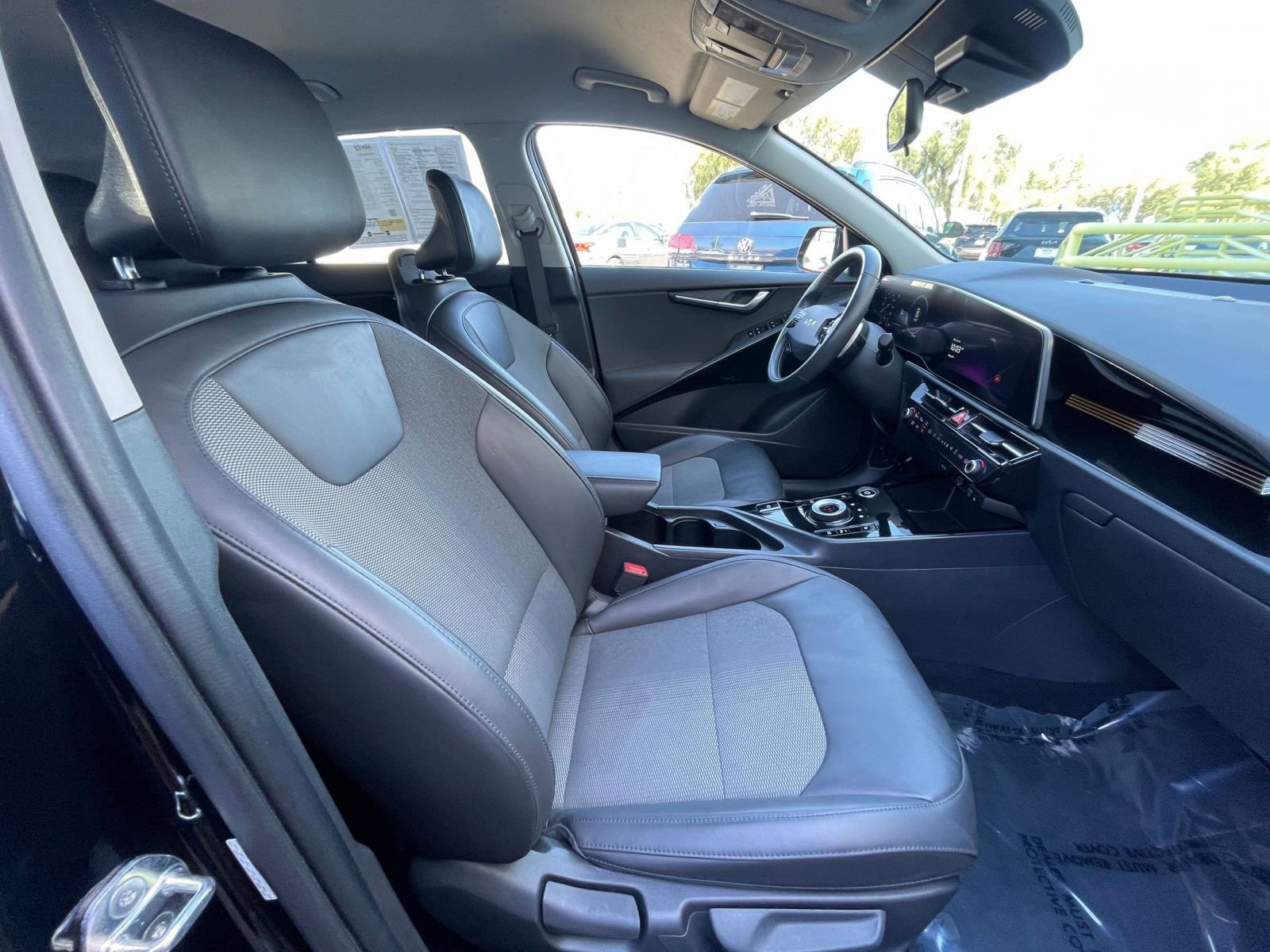 Thumbnail: 2023 Kia Niro - 24