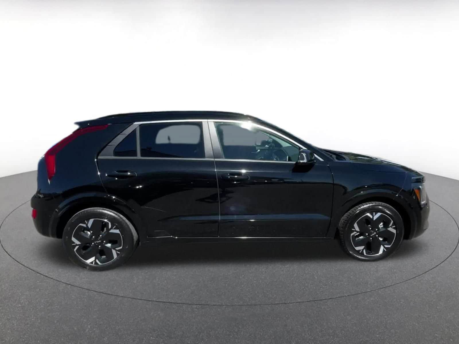 Thumbnail: 2023 Kia Niro - 16