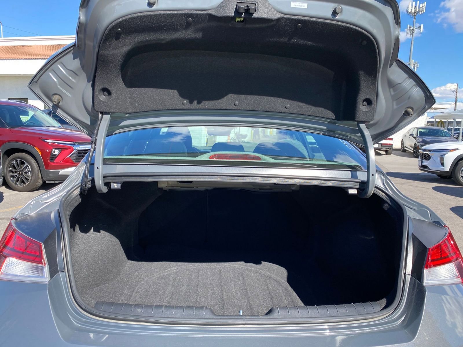 Thumbnail: 2025 Hyundai Elantra - 32