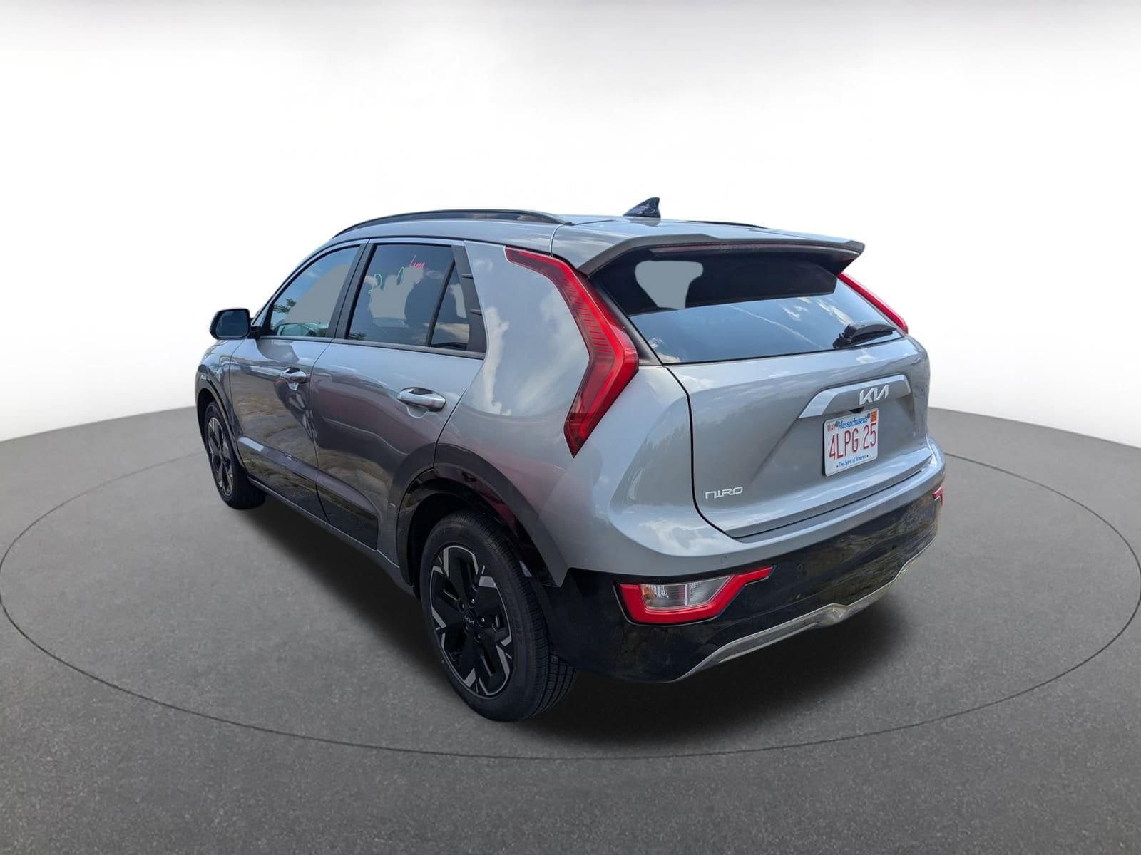 Thumbnail: 2023 Kia Niro - 4