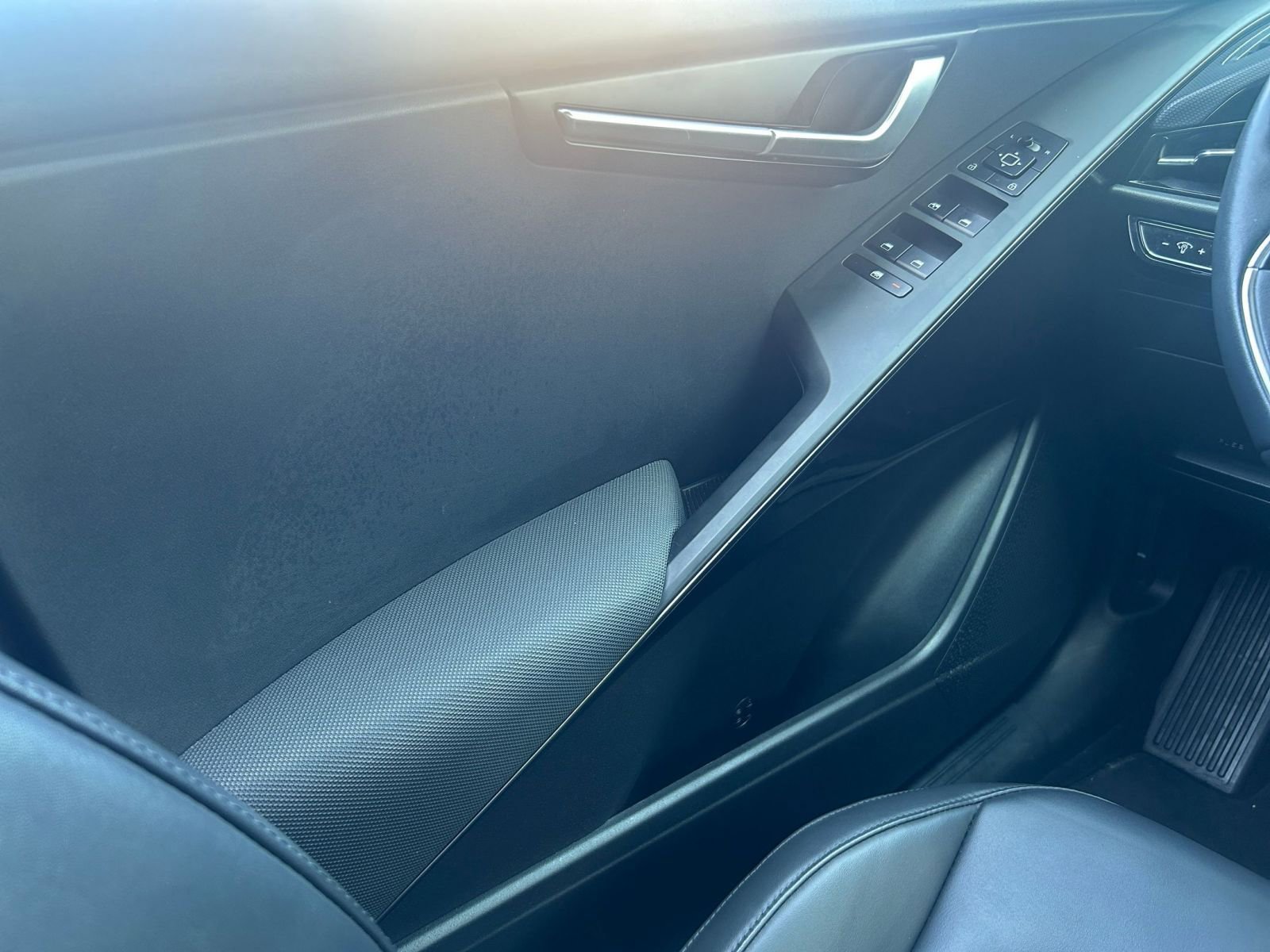 Thumbnail: 2023 Kia Niro - 23