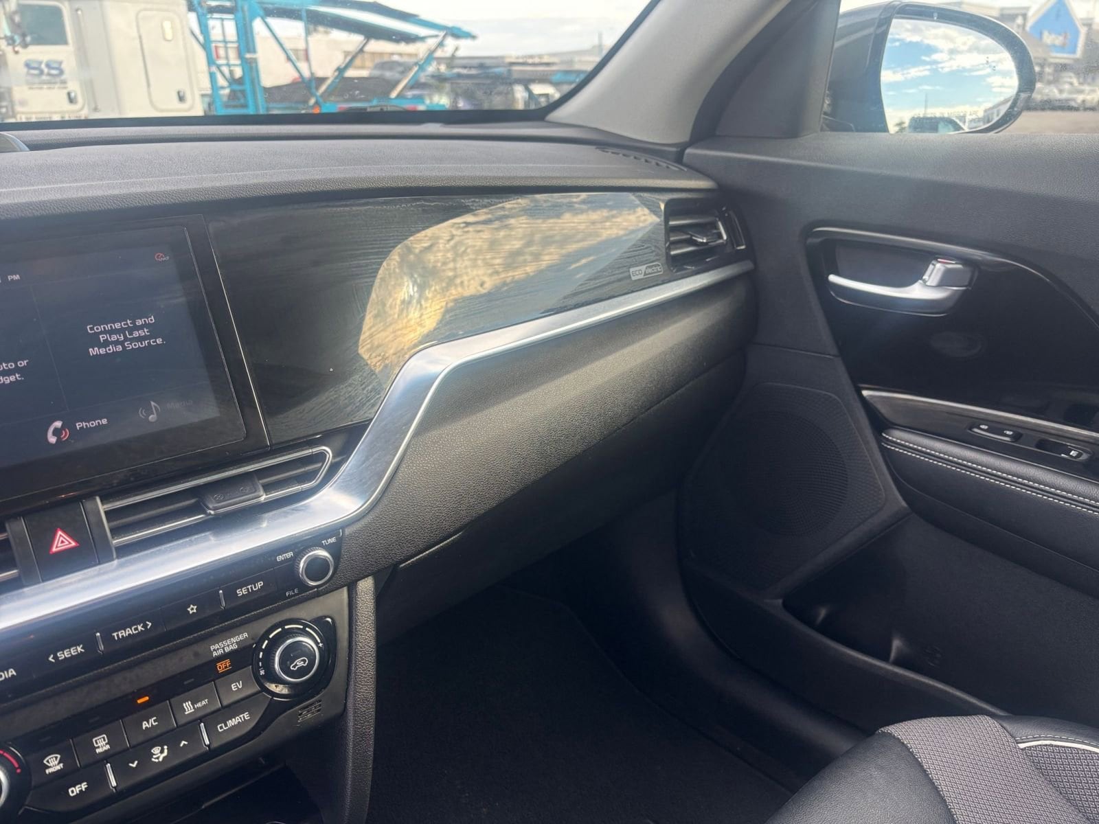 Thumbnail: 2022 Kia Niro - 33