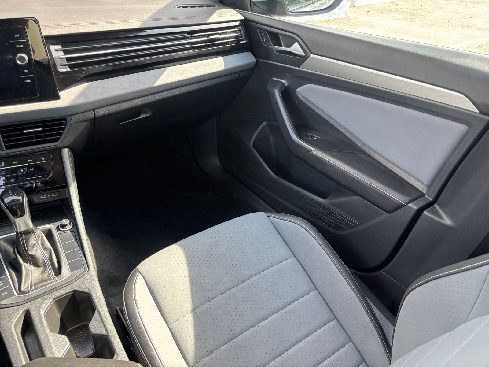 Thumbnail: 2025 Volkswagen Jetta - 32