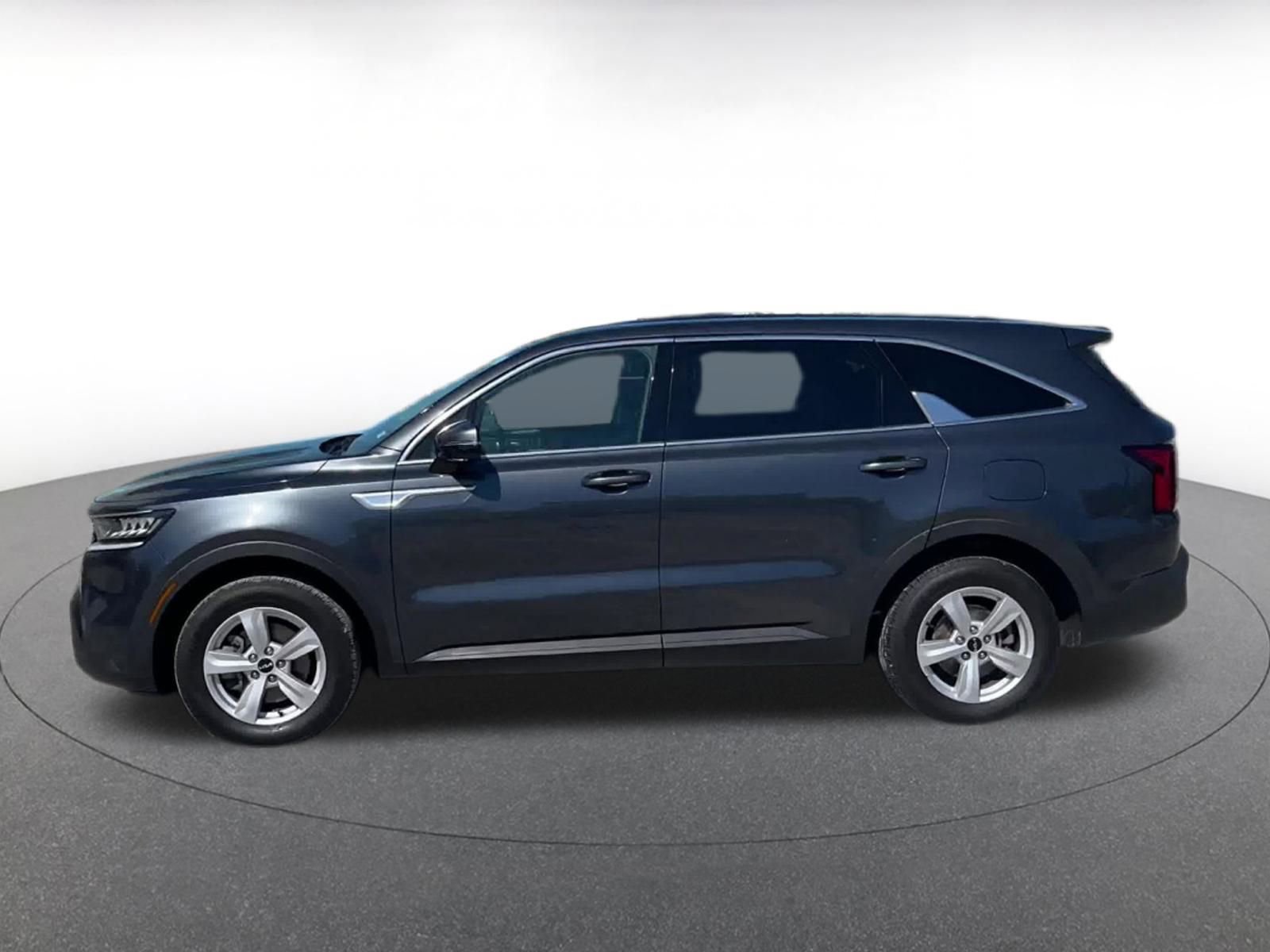 Thumbnail: 2023 Kia Sorento - 8