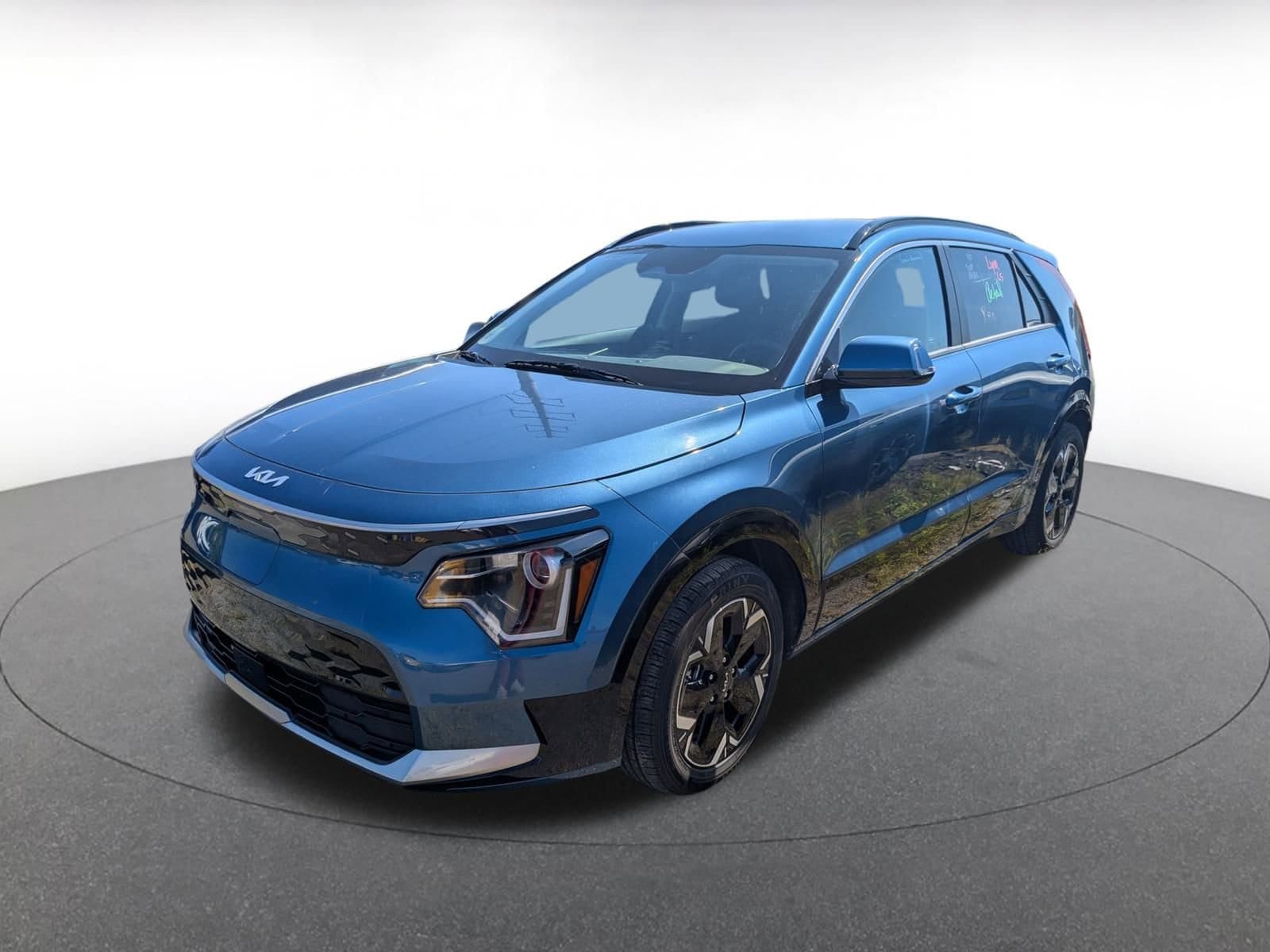 Thumbnail: 2023 Kia Niro - 3