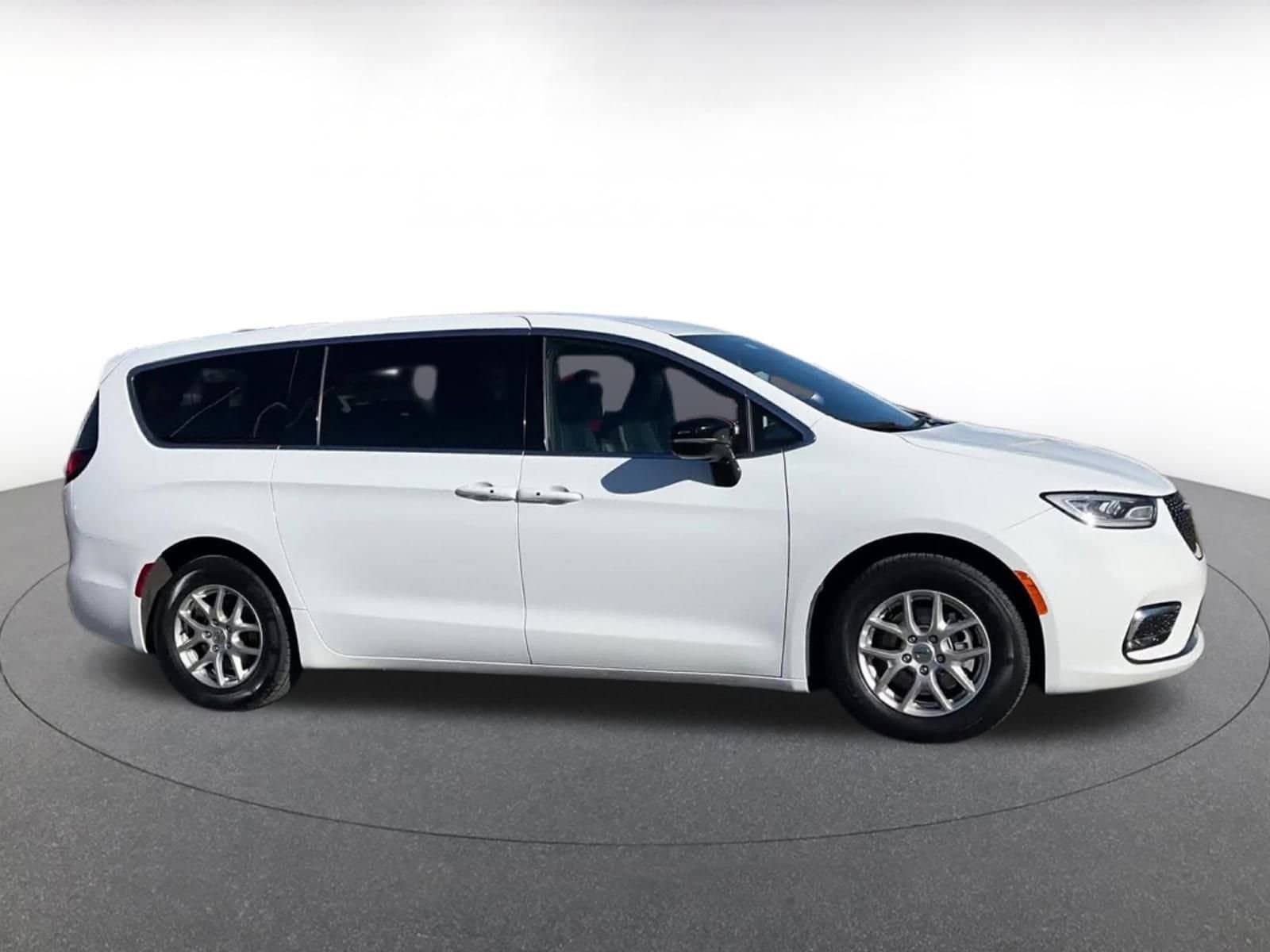 Thumbnail: 2025 Chrysler Pacifica - 16