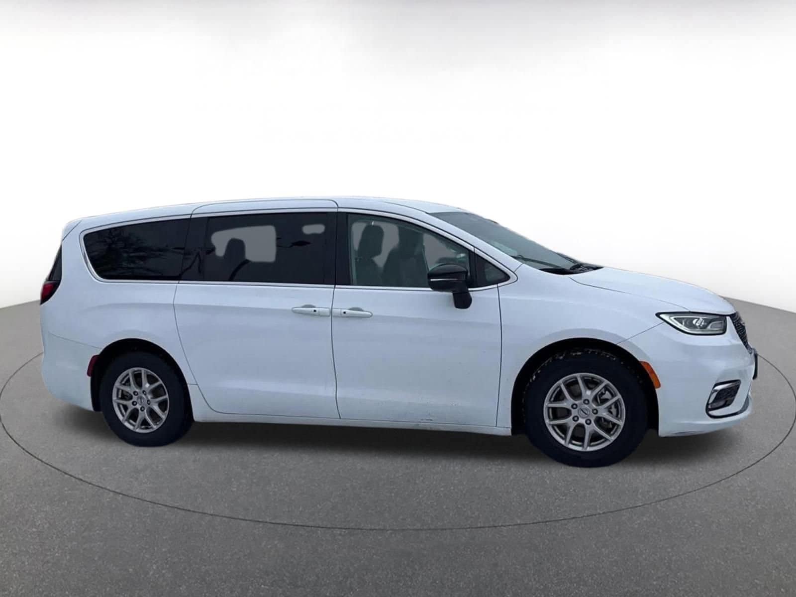 Thumbnail: 2024 Chrysler Pacifica - 16