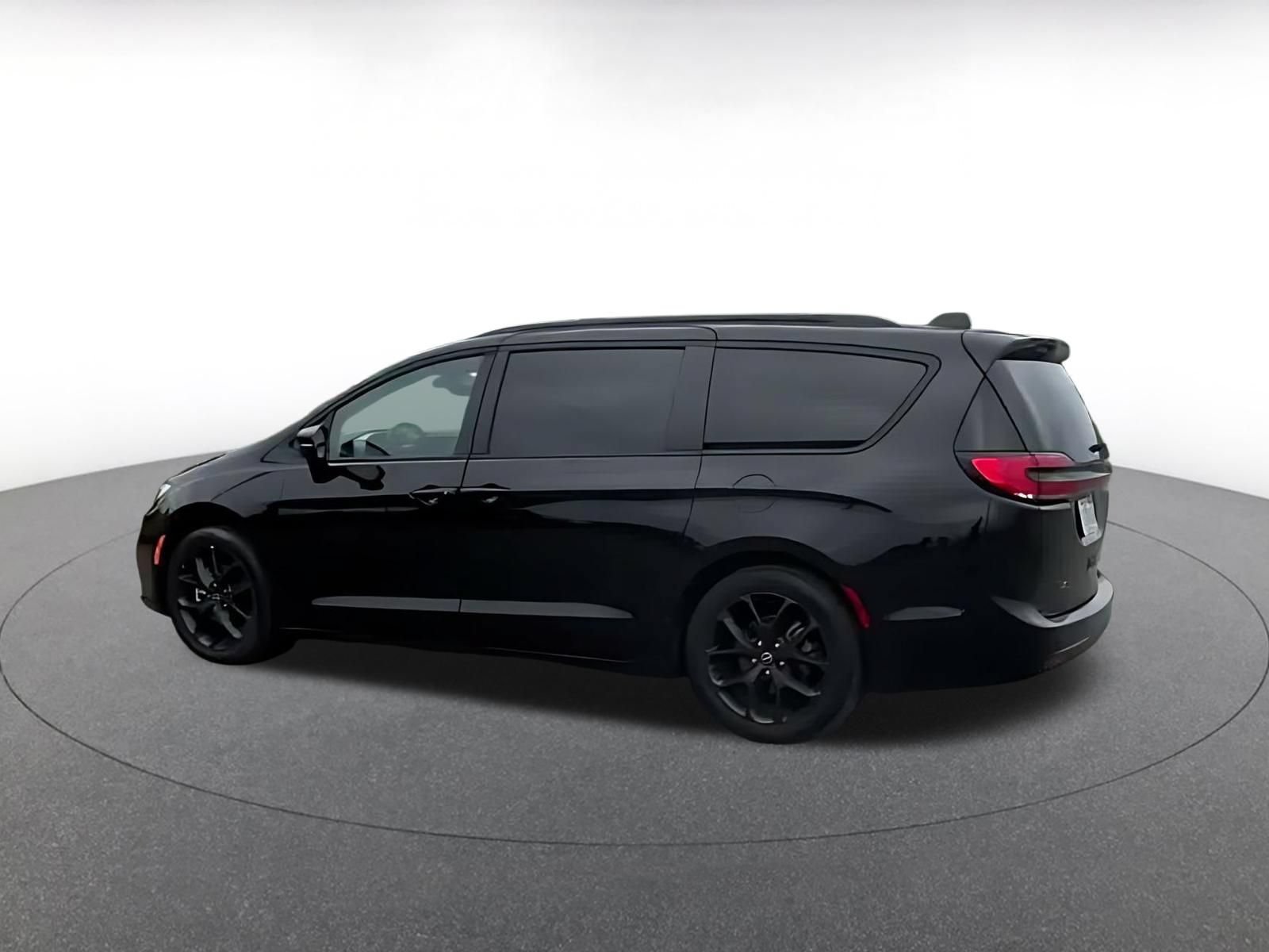Thumbnail: 2025 Chrysler Pacifica - 9