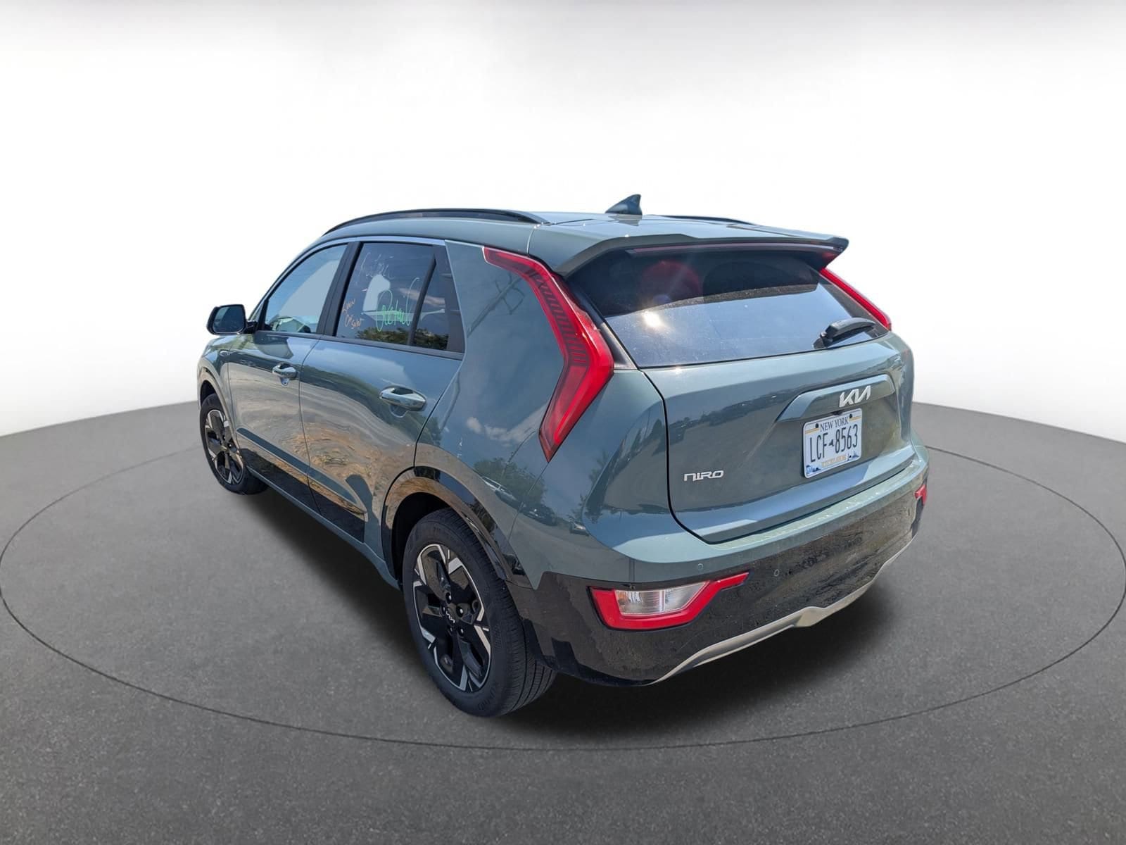 Thumbnail: 2023 Kia Niro - 4