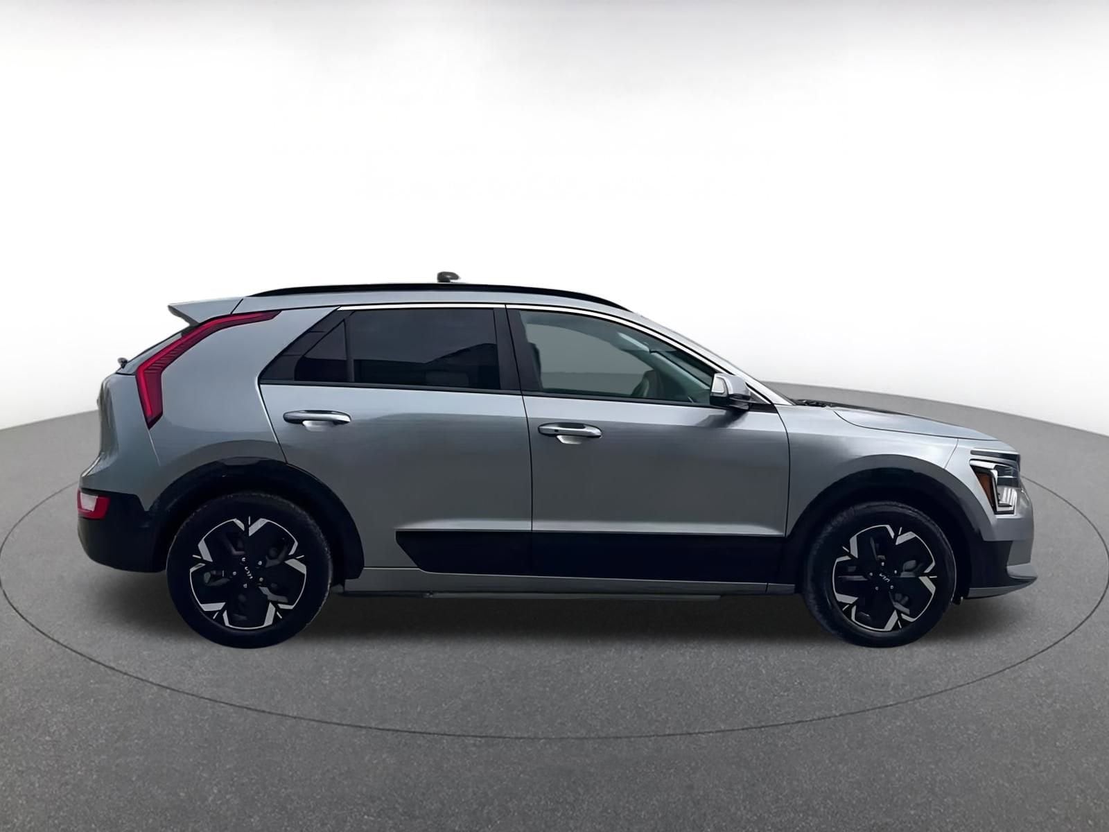 Thumbnail: 2023 Kia Niro - 16