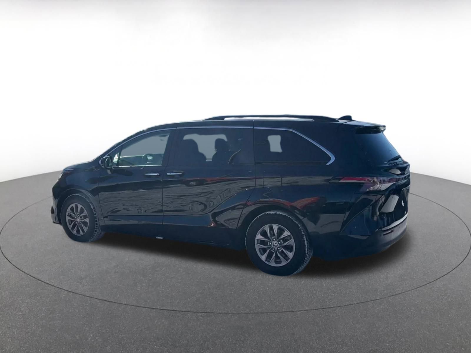 Thumbnail: 2024 Toyota Sienna - 10