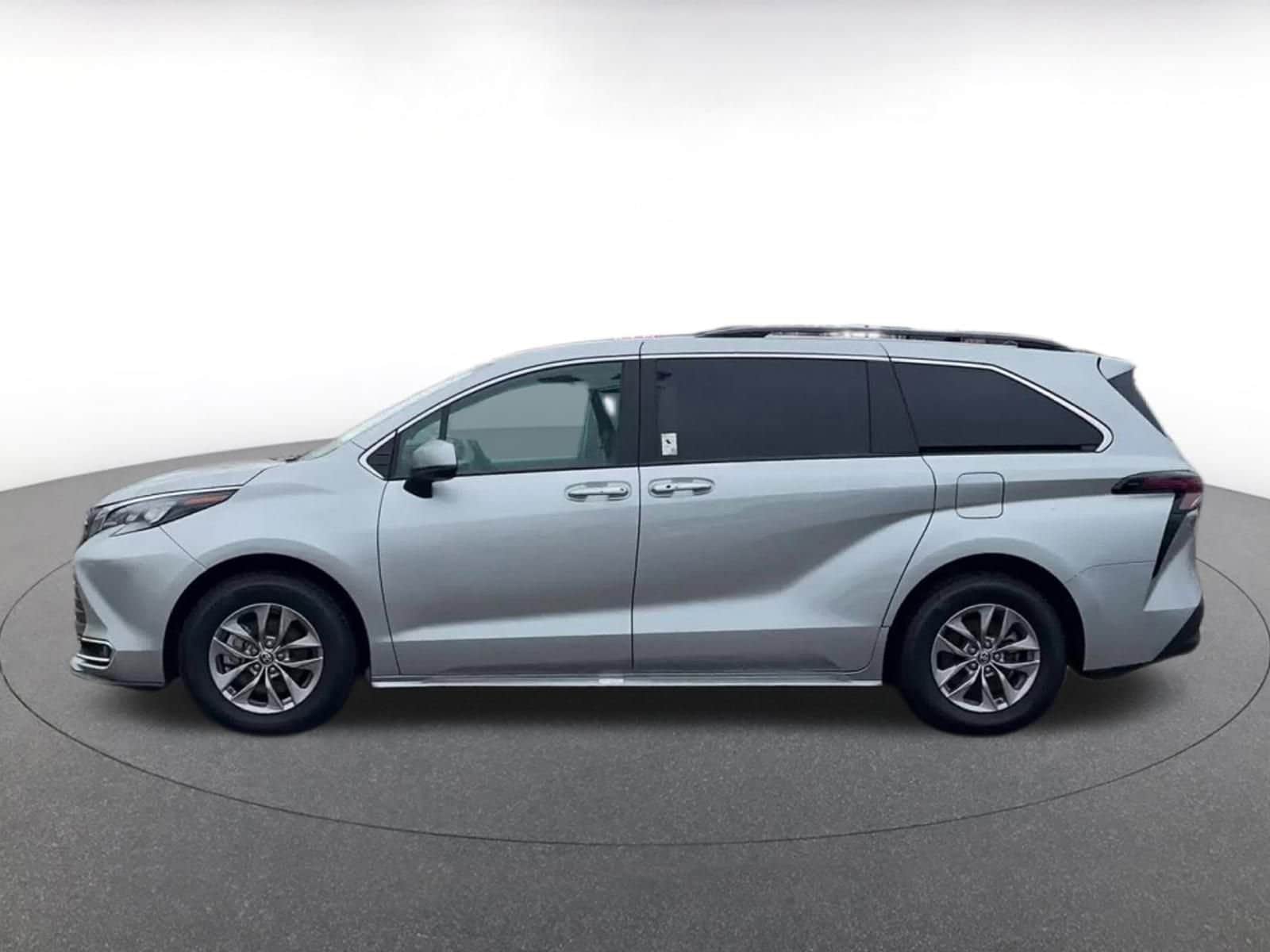 Thumbnail: 2024 Toyota Sienna - 8