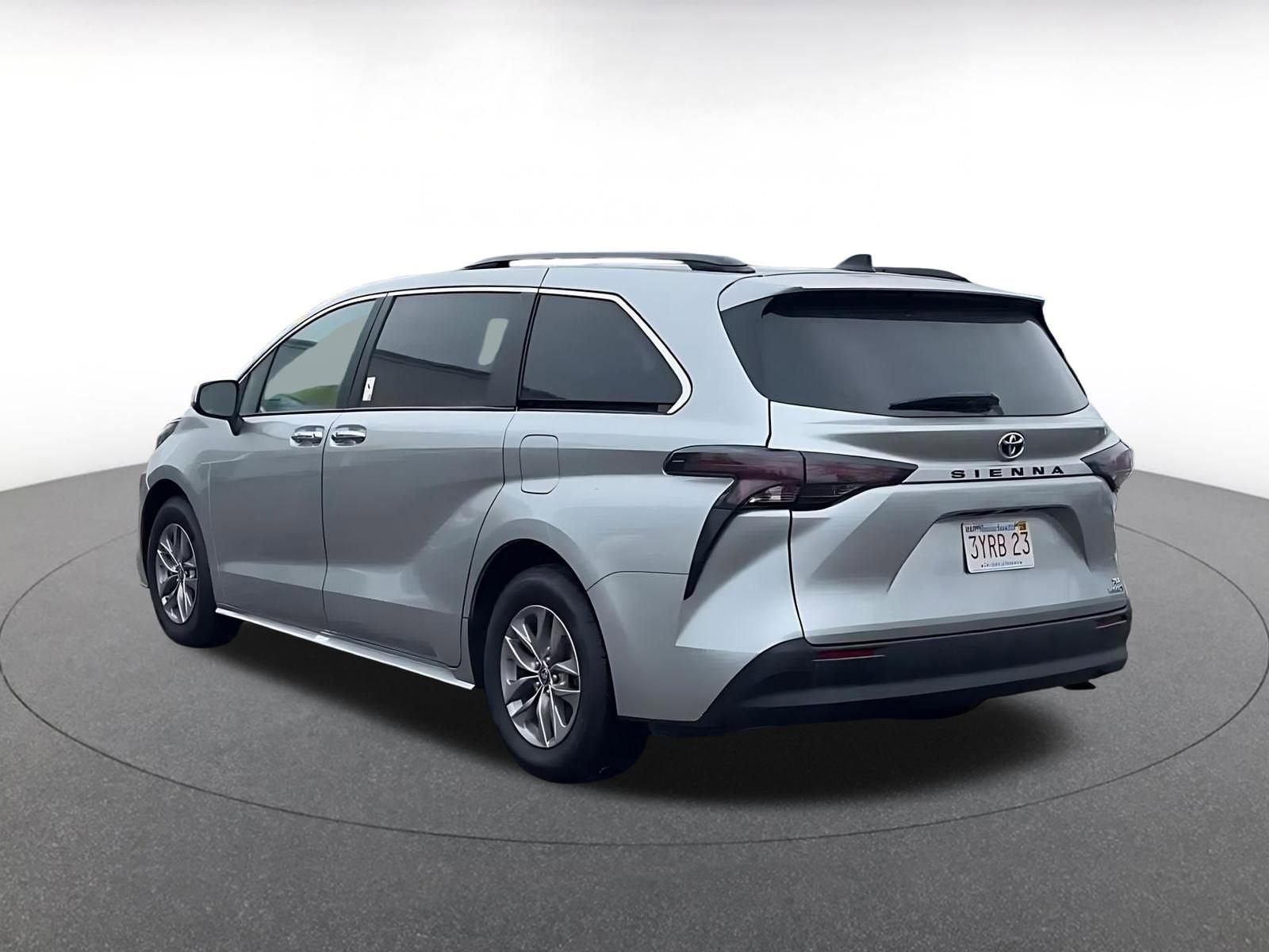 Thumbnail: 2024 Toyota Sienna - 10