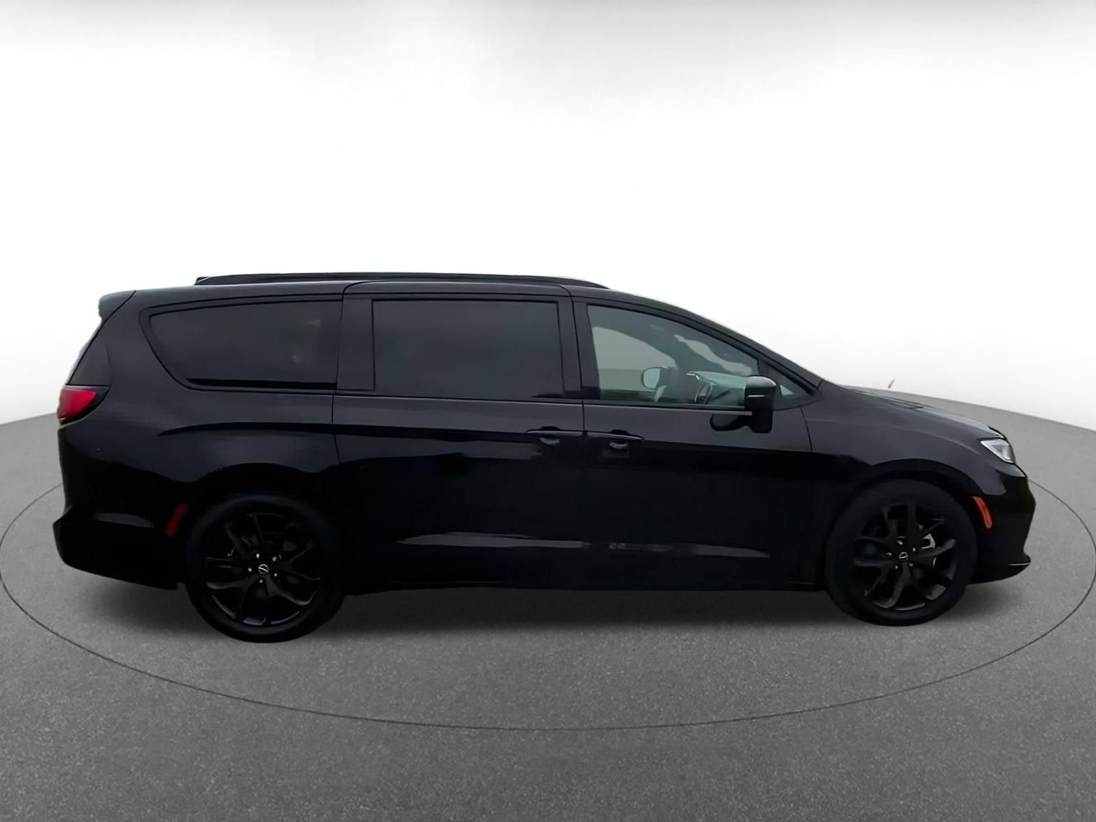 Thumbnail: 2025 Chrysler Pacifica - 13