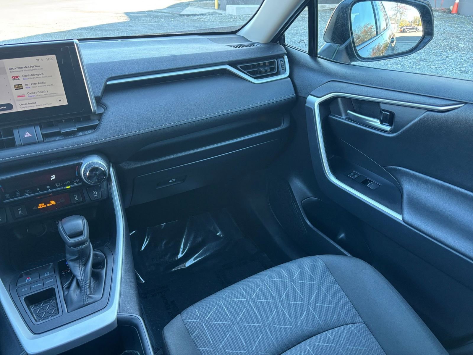 Thumbnail: 2025 Toyota RAV4 - 31