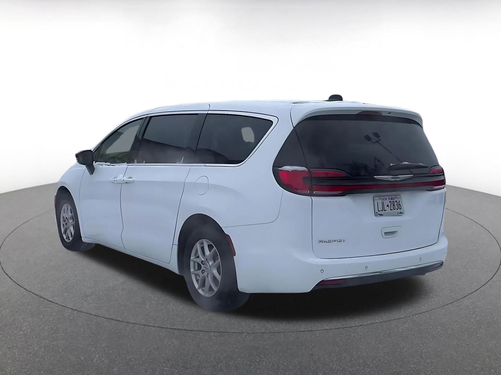 Thumbnail: 2024 Chrysler Pacifica - 10