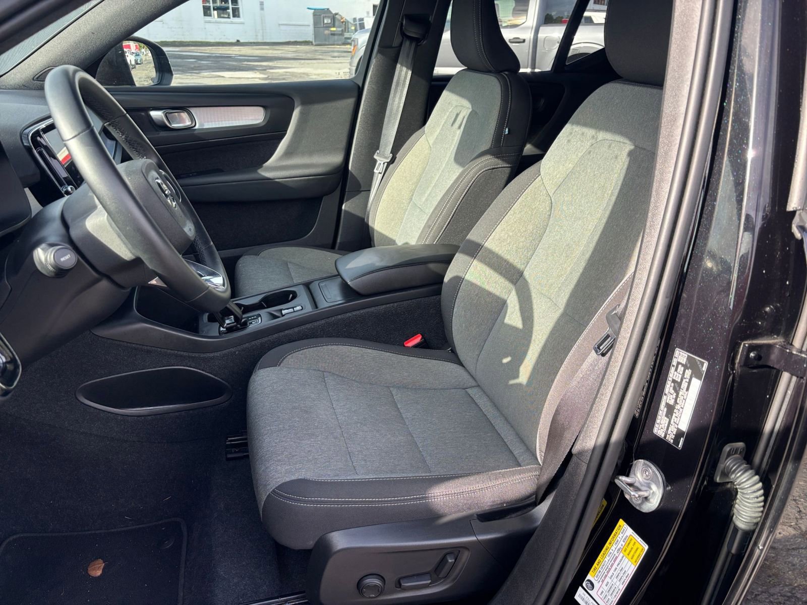 Thumbnail: 2024 Volvo XC40 - 33