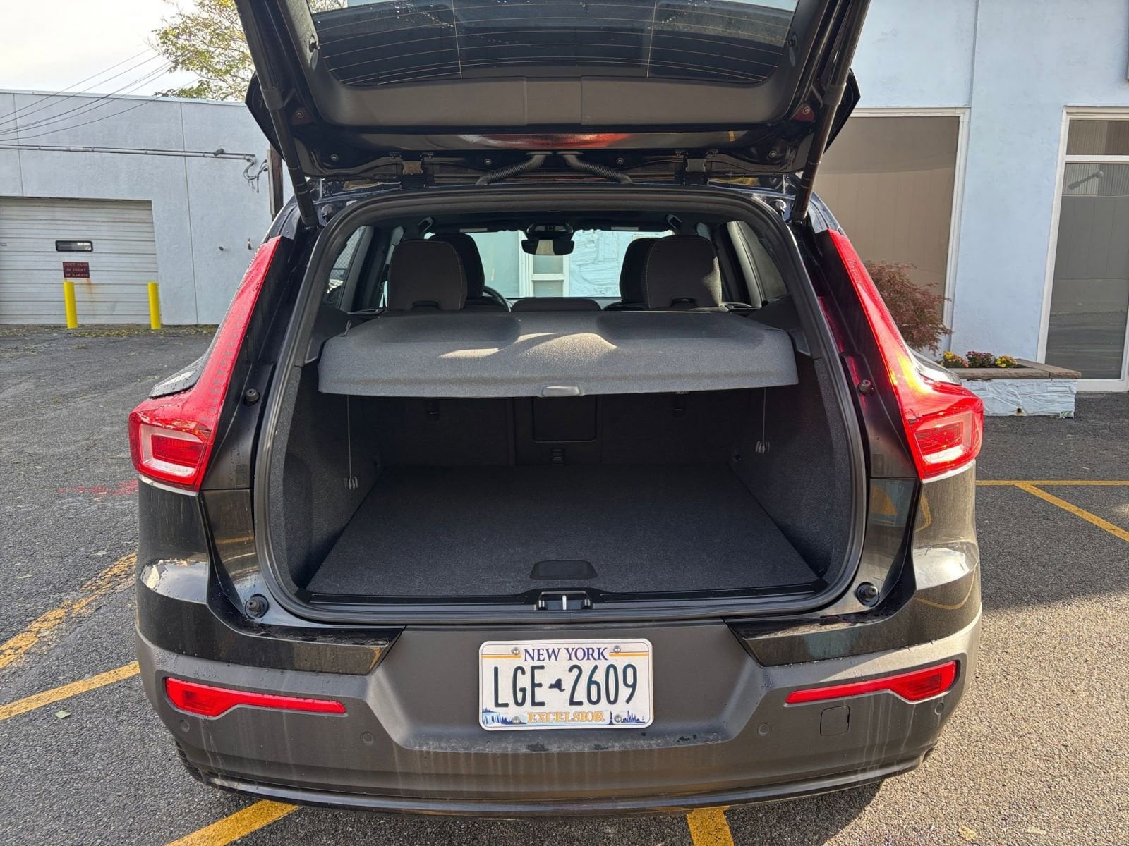 Thumbnail: 2024 Volvo XC40 - 28