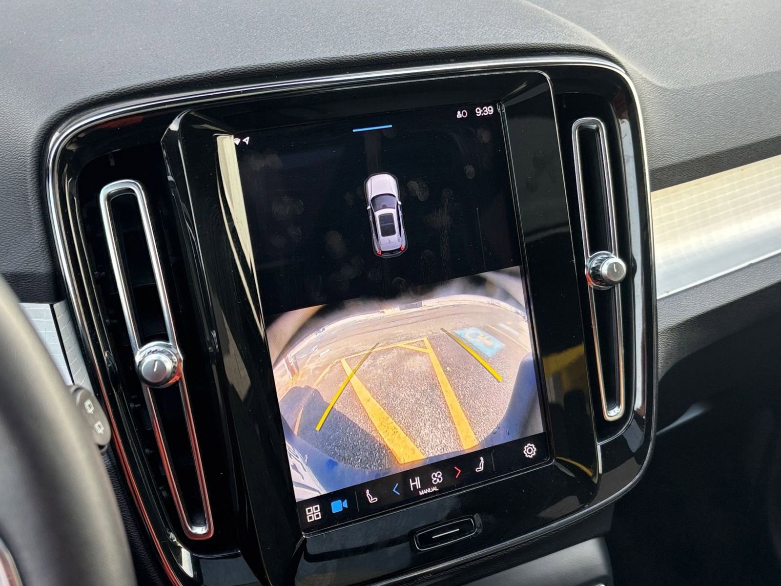 Thumbnail: 2024 Volvo XC40 - 17