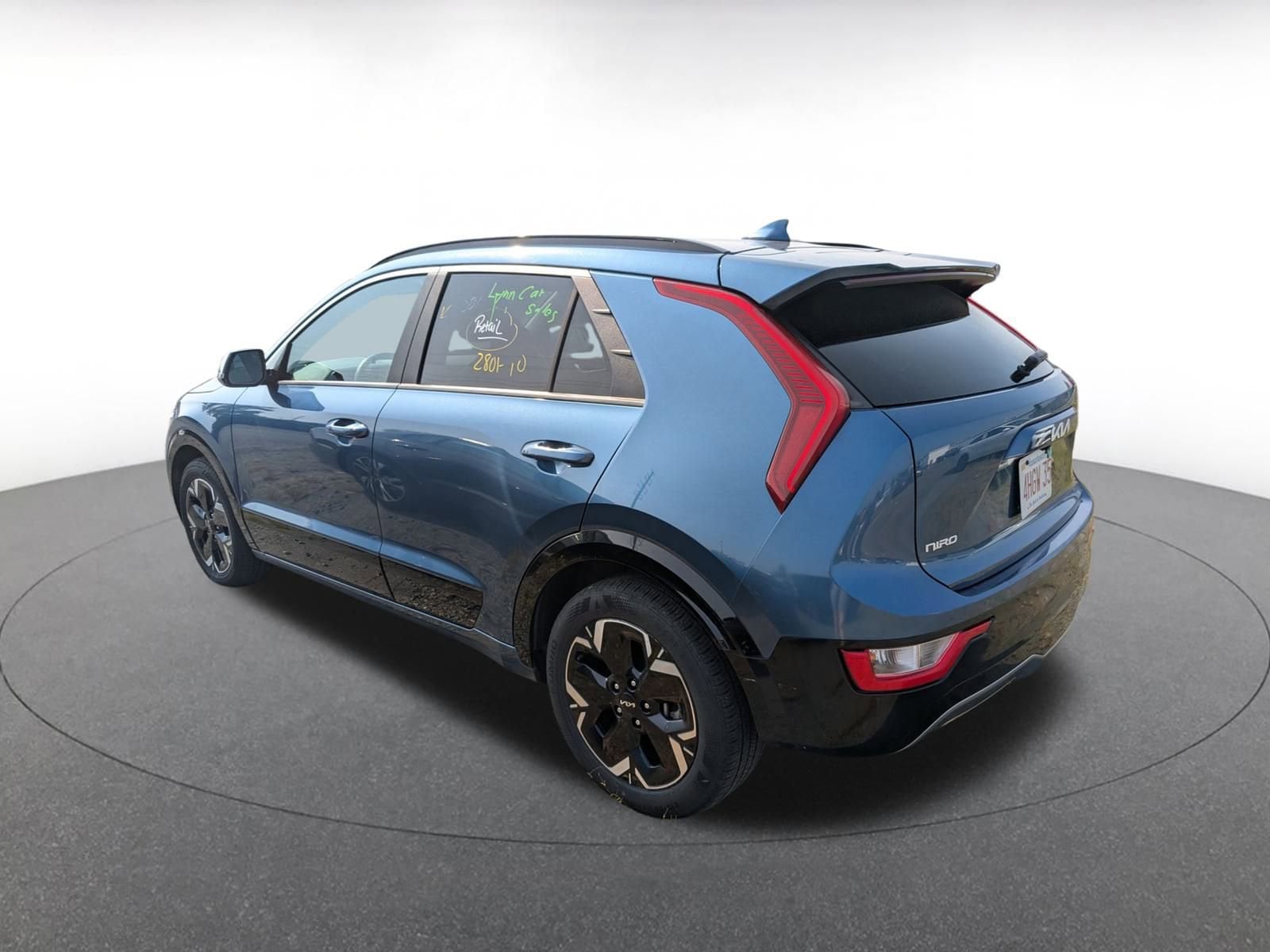 Thumbnail: 2023 Kia Niro - 4
