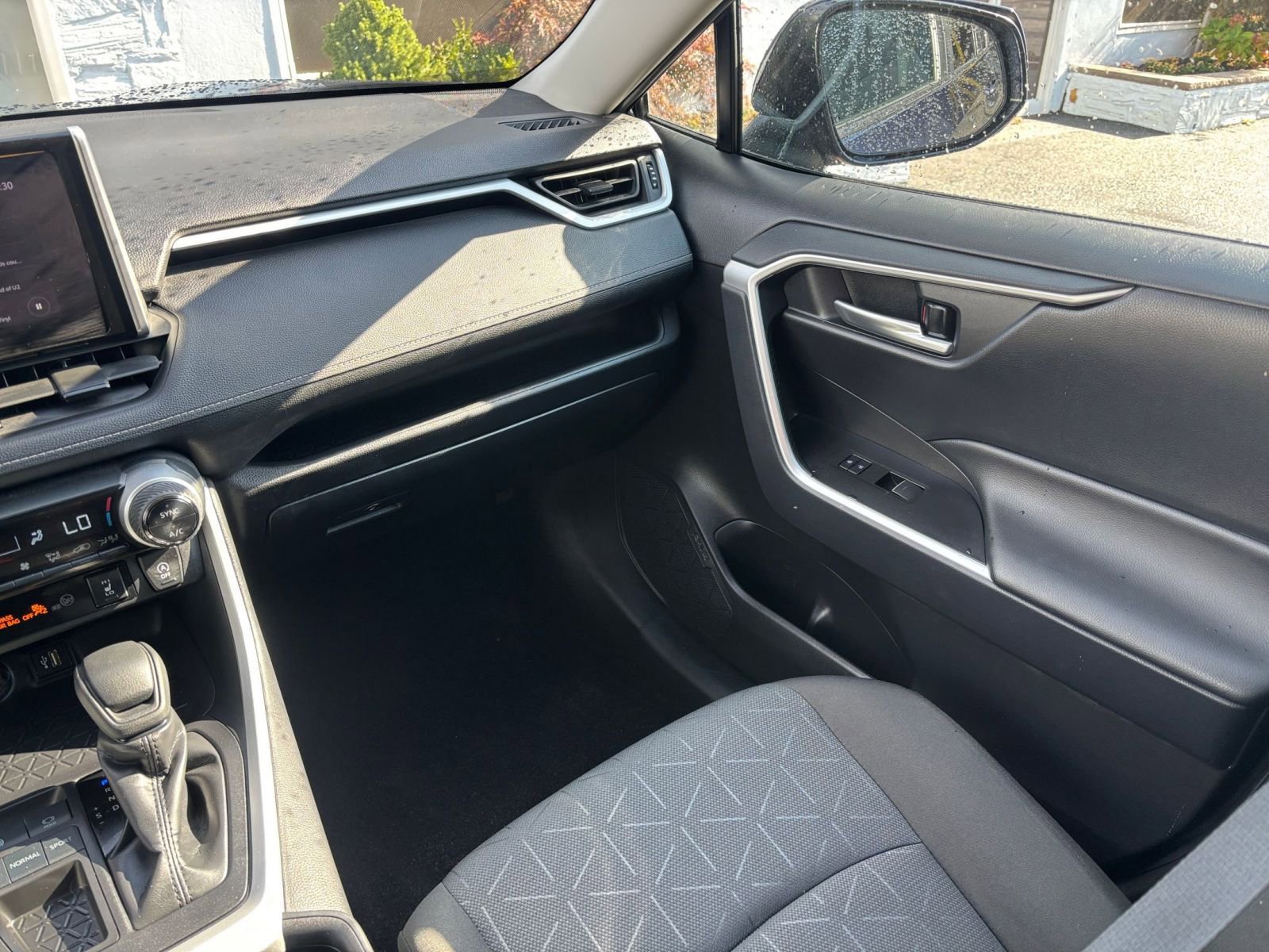 Thumbnail: 2025 Toyota RAV4 - 32