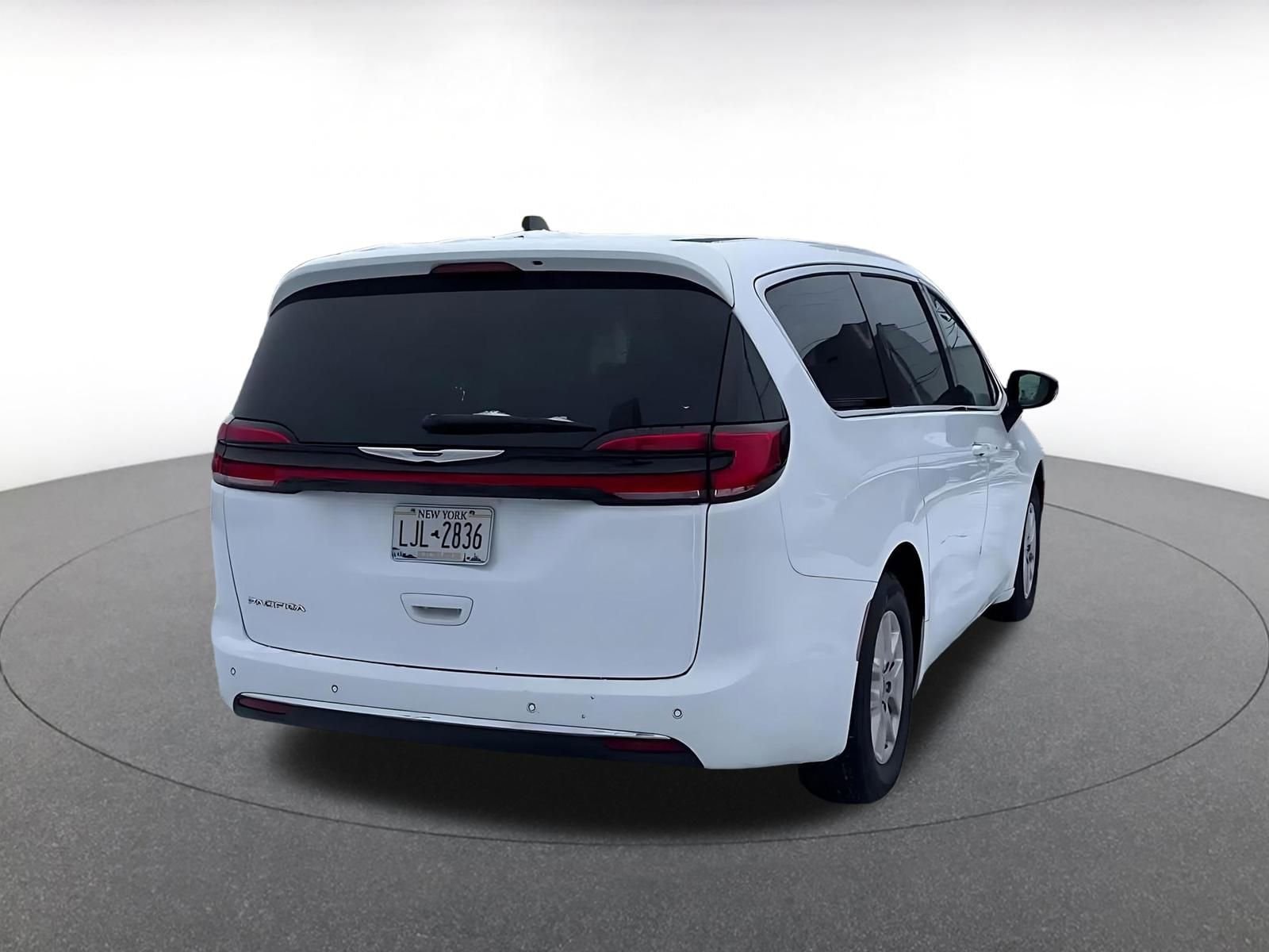 Thumbnail: 2024 Chrysler Pacifica - 12