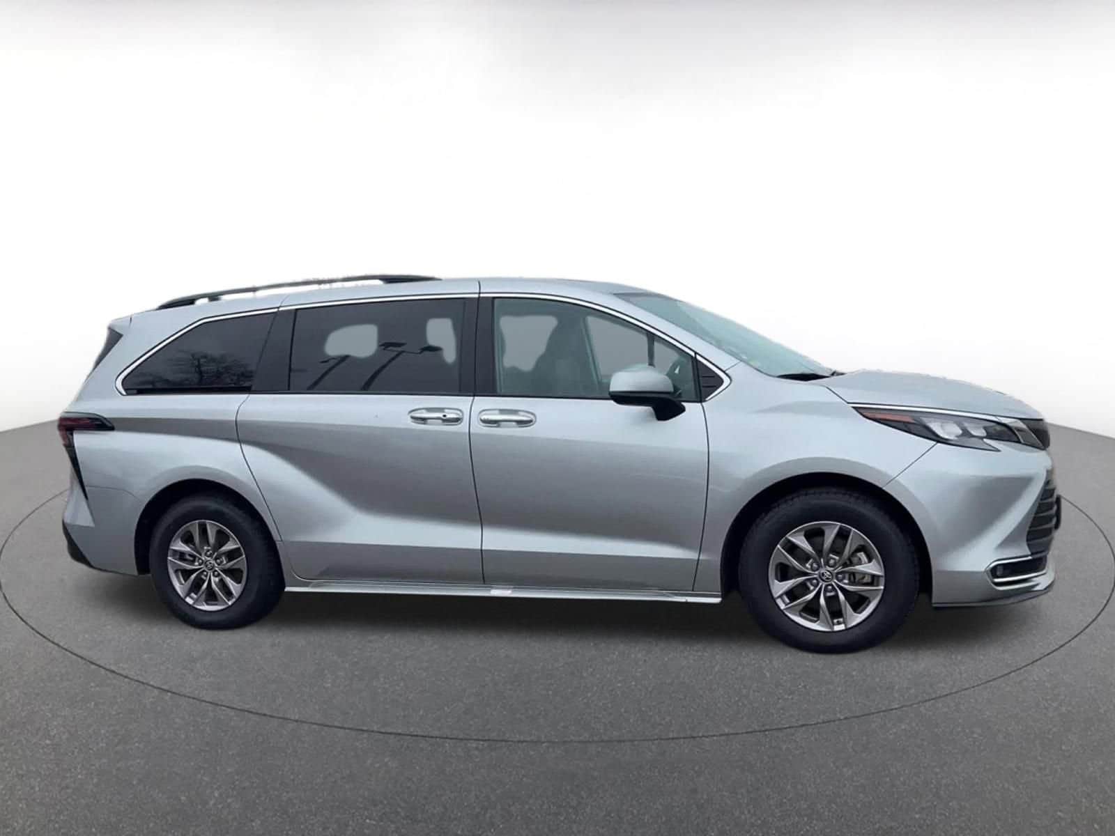 Thumbnail: 2024 Toyota Sienna - 16