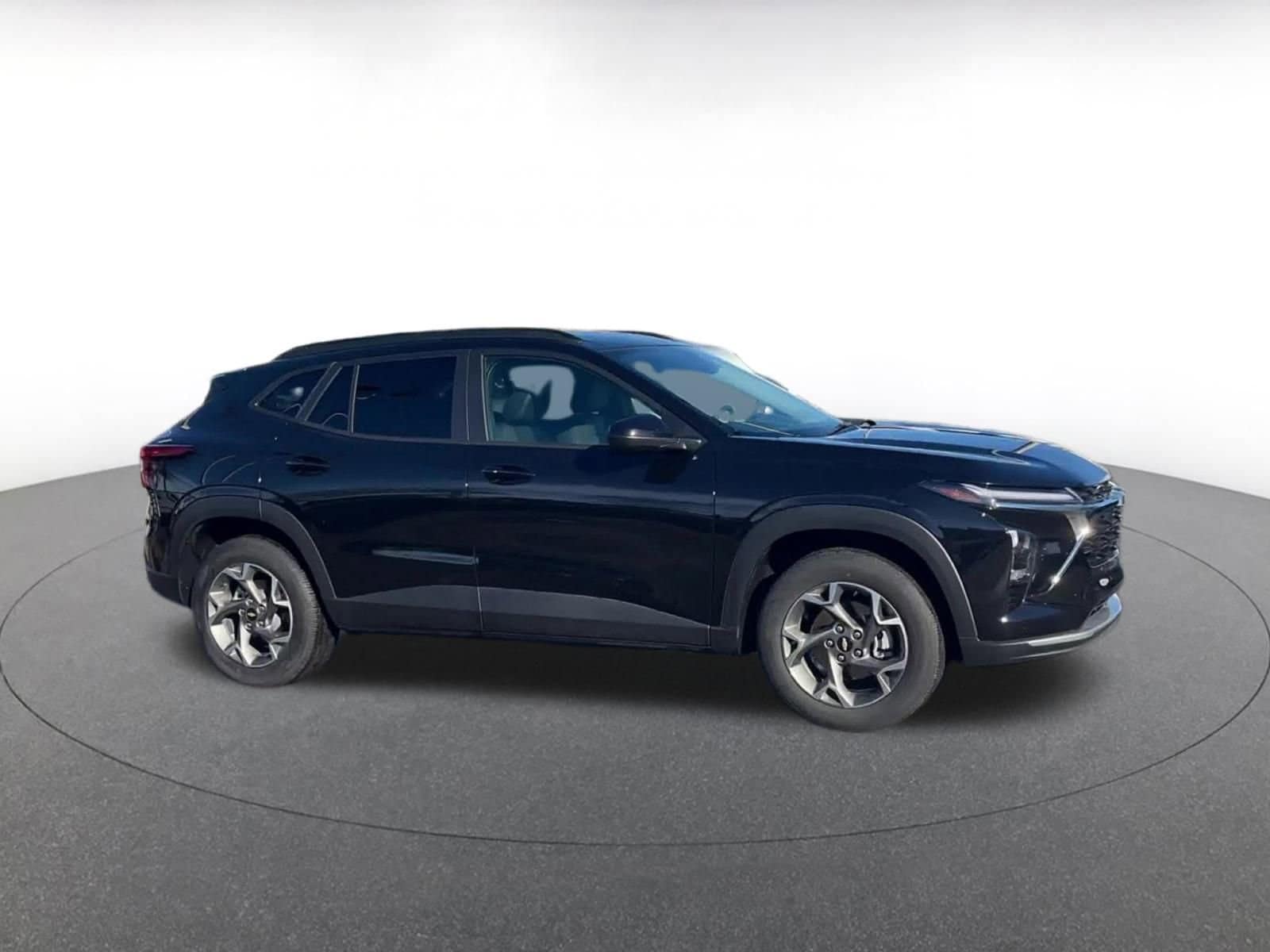Thumbnail: 2025 Chevrolet Trax - 2